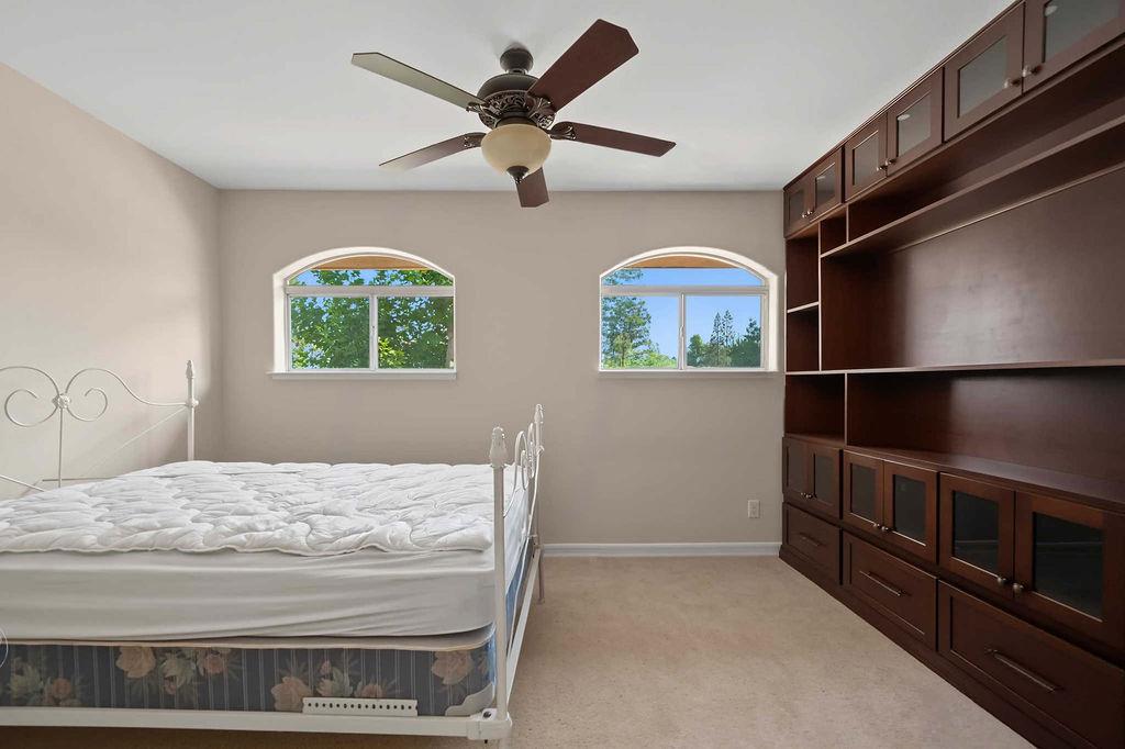 10111 N Spanish Bay Dr, Fresno, CA 93720