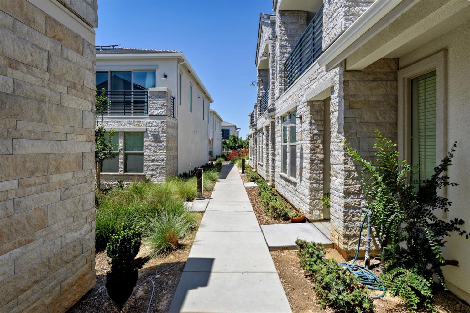 484 W Balsam Ln, Clovis, CA 93611