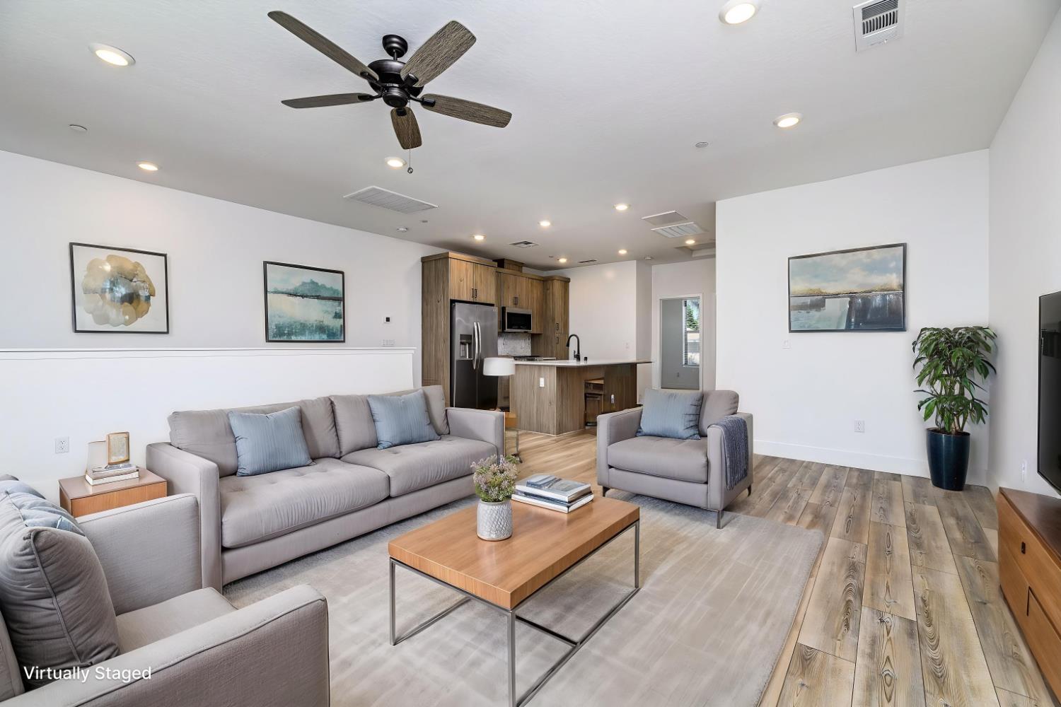 484 W Balsam Ln, Clovis, CA 93611