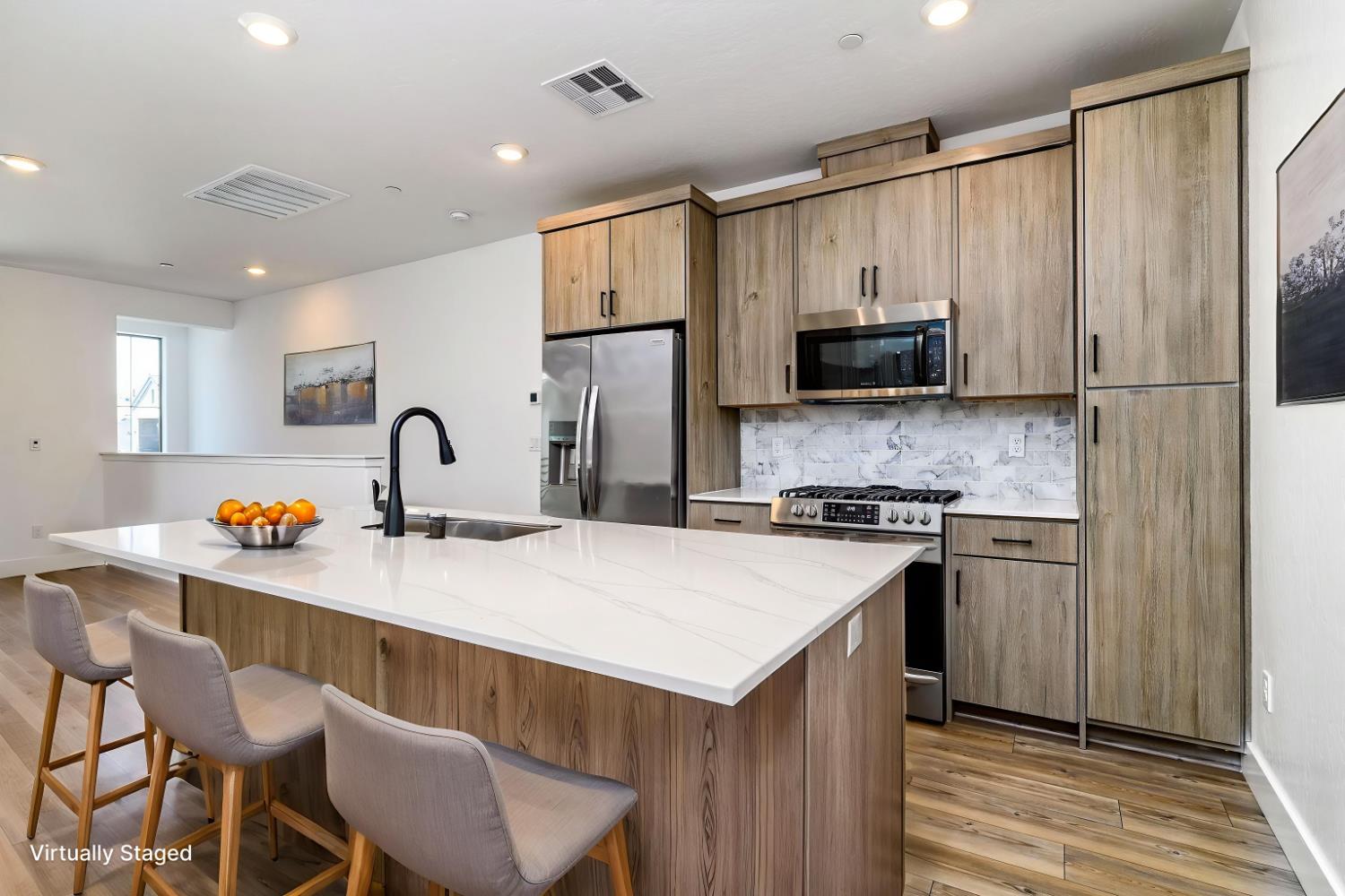 484 W Balsam Ln, Clovis, CA 93611