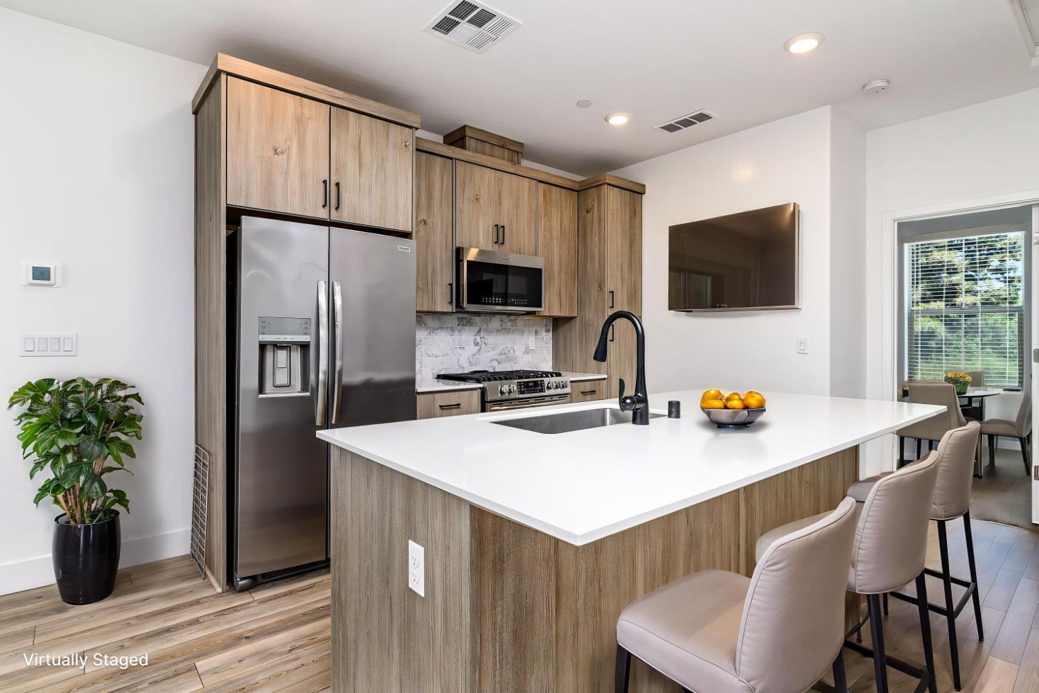 484 W Balsam Ln, Clovis, CA 93611