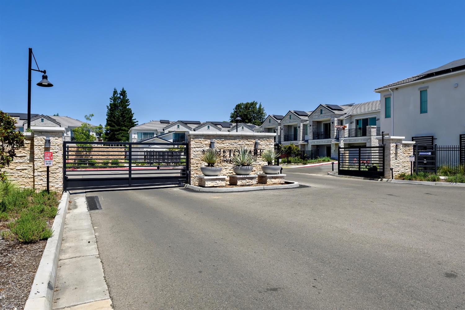 484 W Balsam Ln, Clovis, CA 93611
