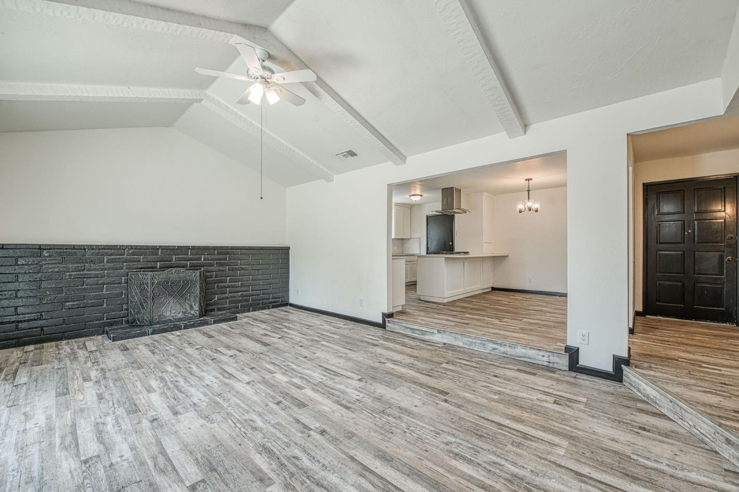 1545 Sunnyside Ave, Clovis, CA 93611
