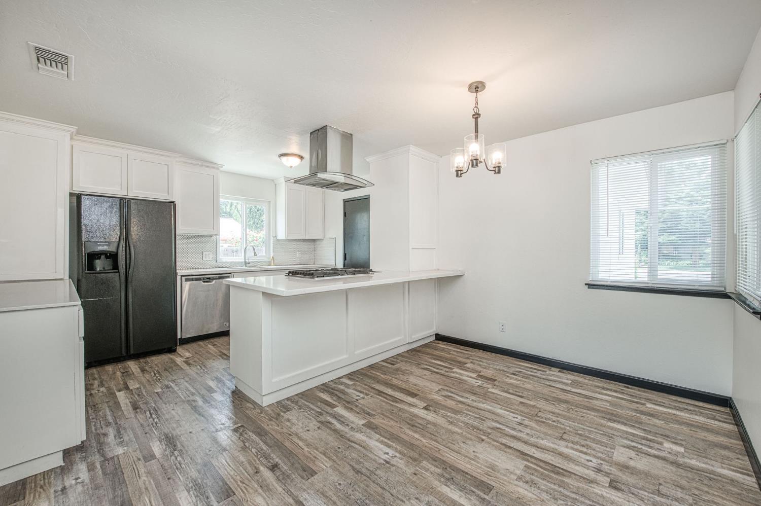 1545 Sunnyside Ave, Clovis, CA 93611