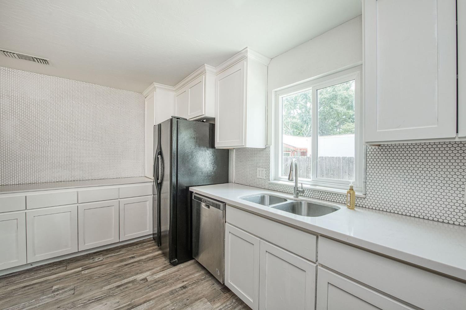 1545 Sunnyside Ave, Clovis, CA 93611