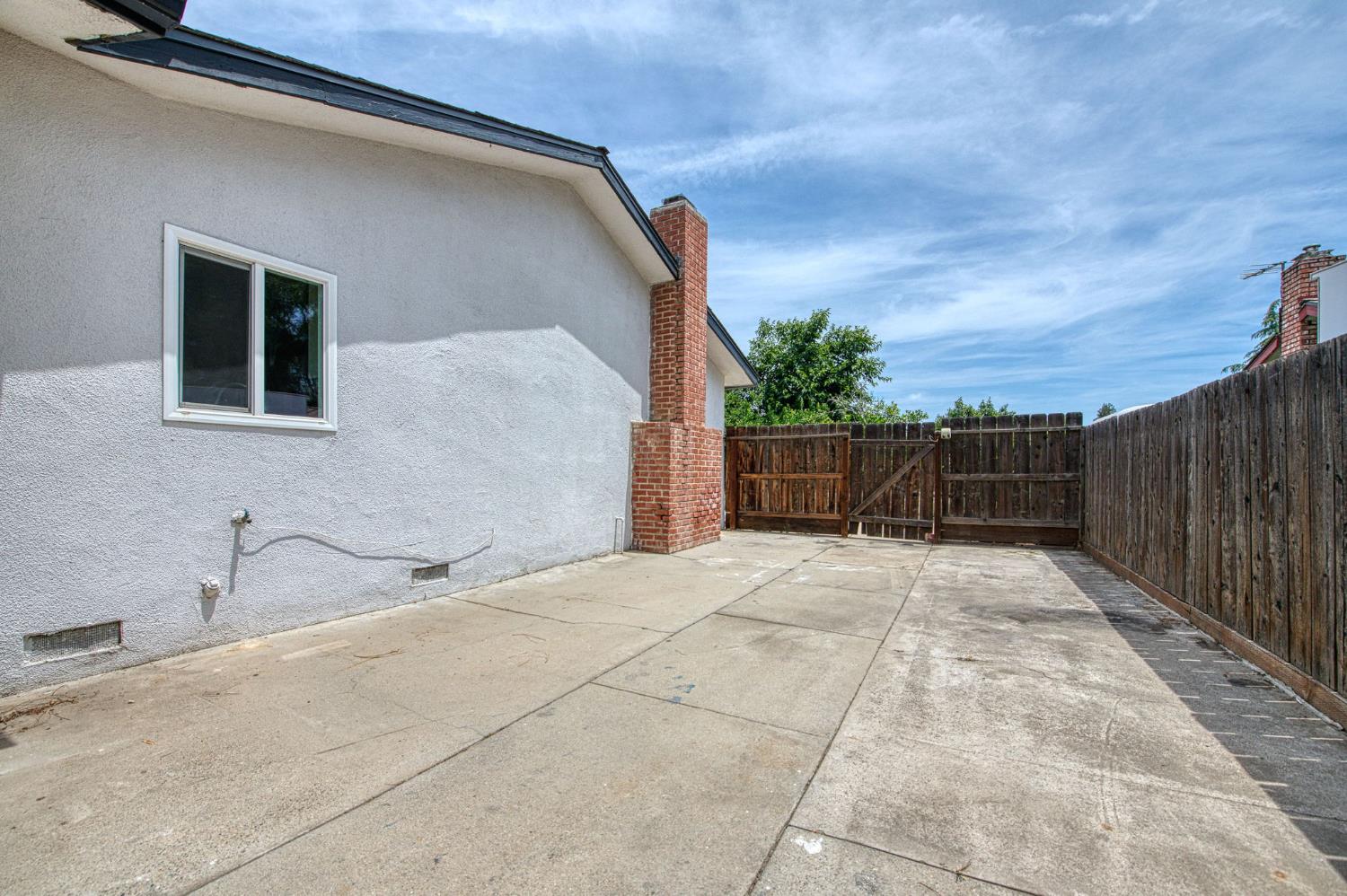 1545 Sunnyside Ave, Clovis, CA 93611