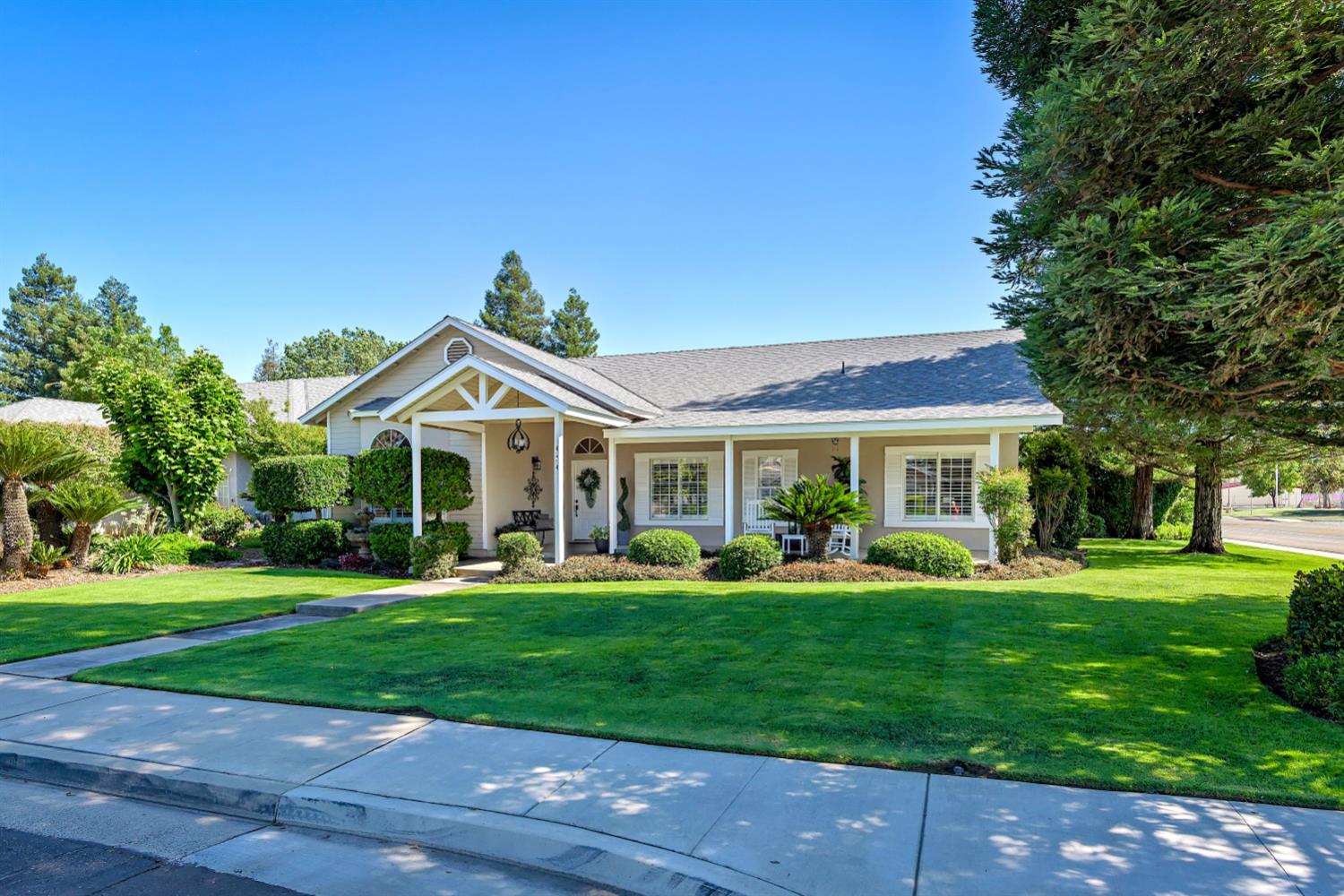 474 Euclid Cir, Dinuba, CA 93618