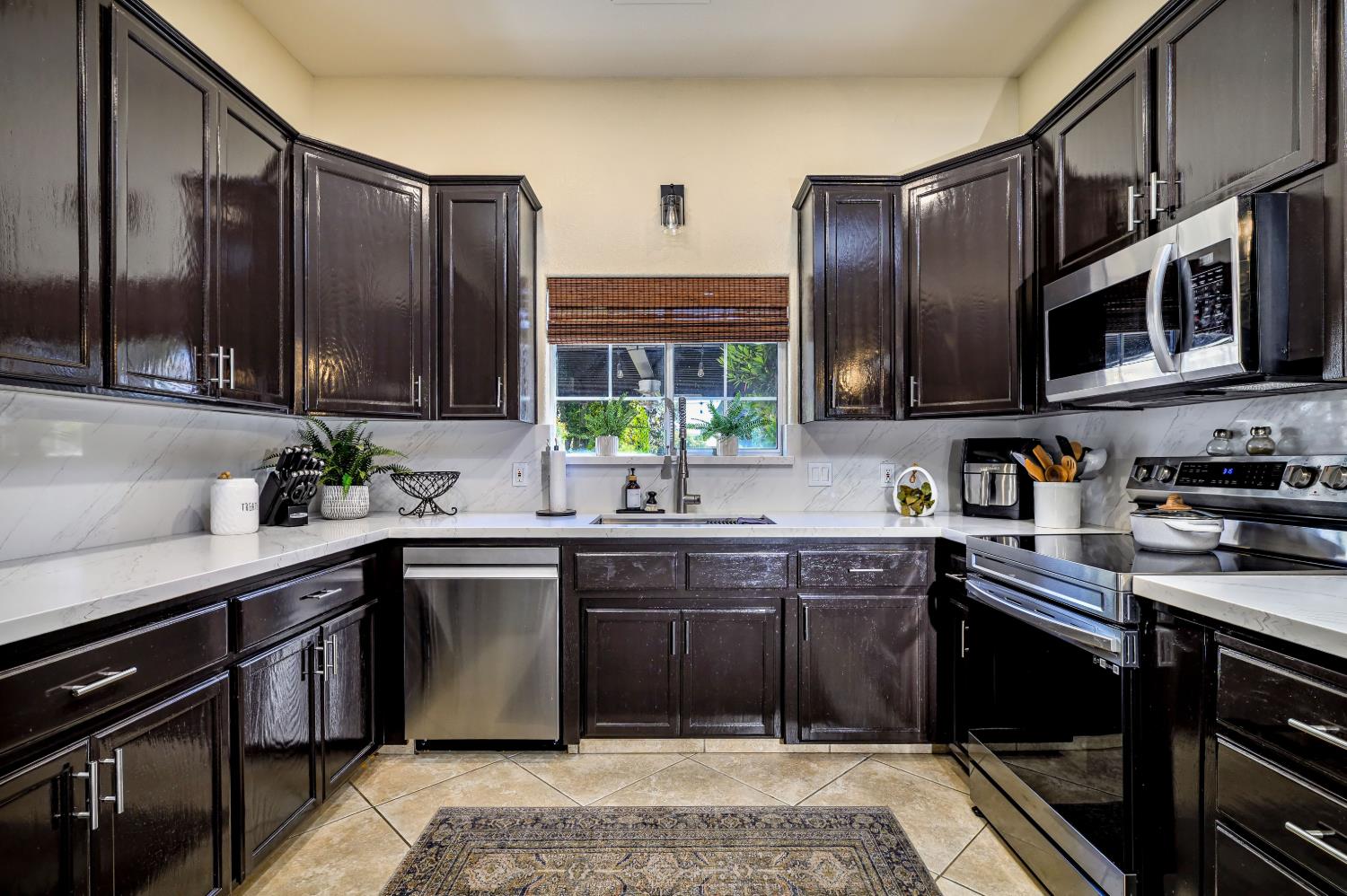 474 Euclid Cir, Dinuba, CA 93618