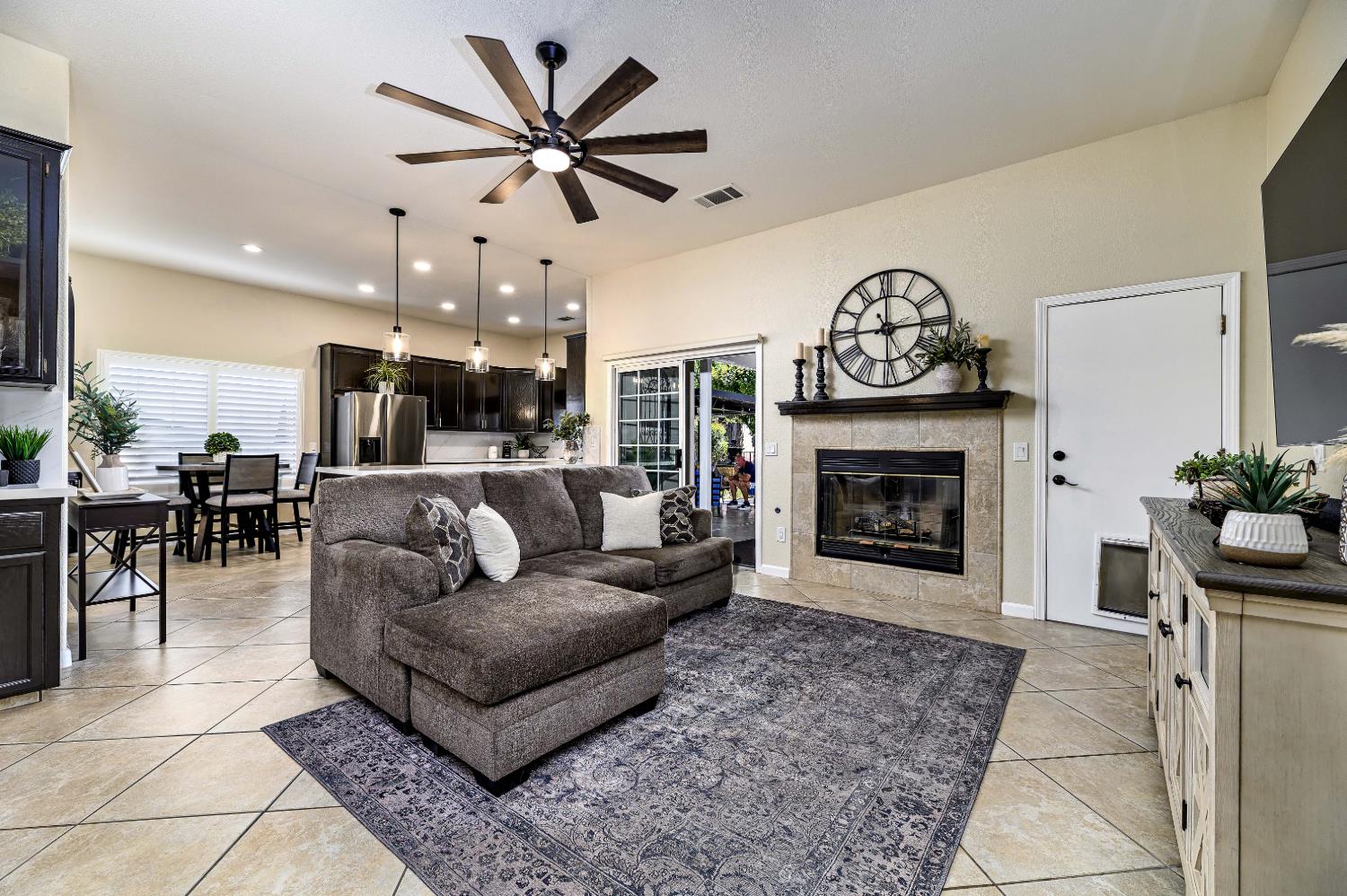 474 Euclid Cir, Dinuba, CA 93618