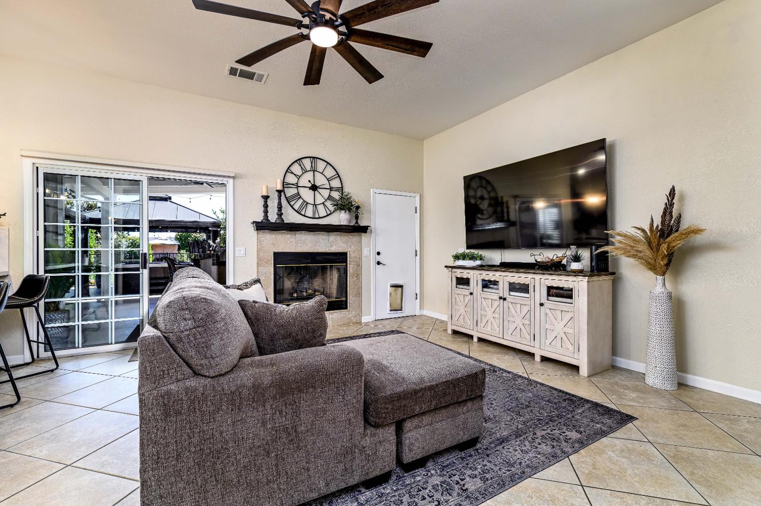 474 Euclid Cir, Dinuba, CA 93618