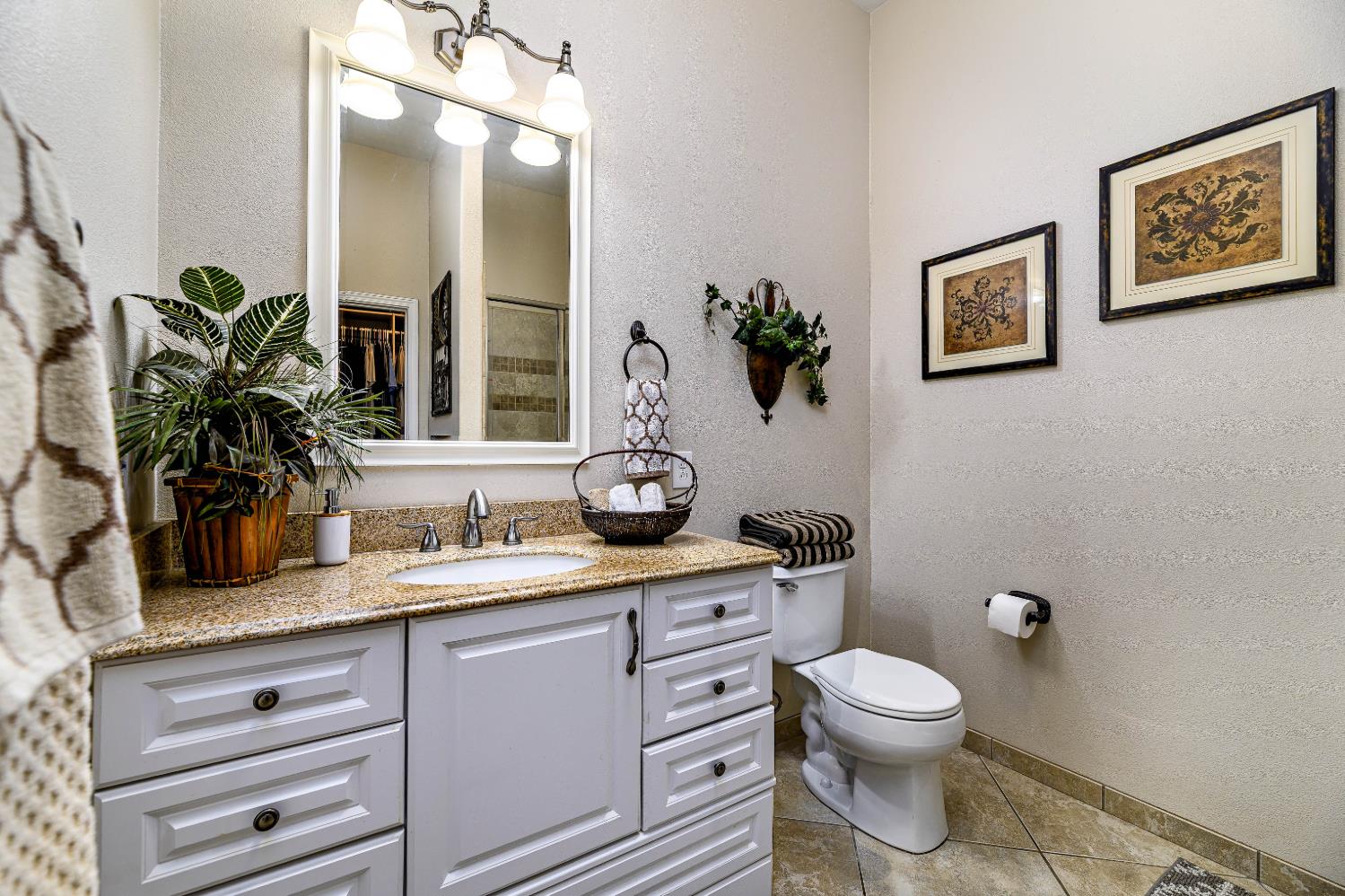 474 Euclid Cir, Dinuba, CA 93618