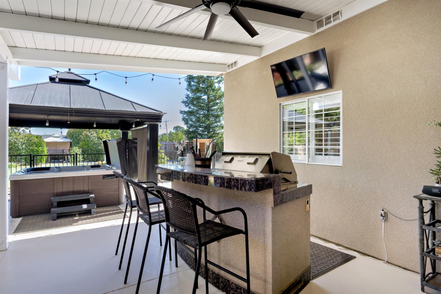 474 Euclid Cir, Dinuba, CA 93618