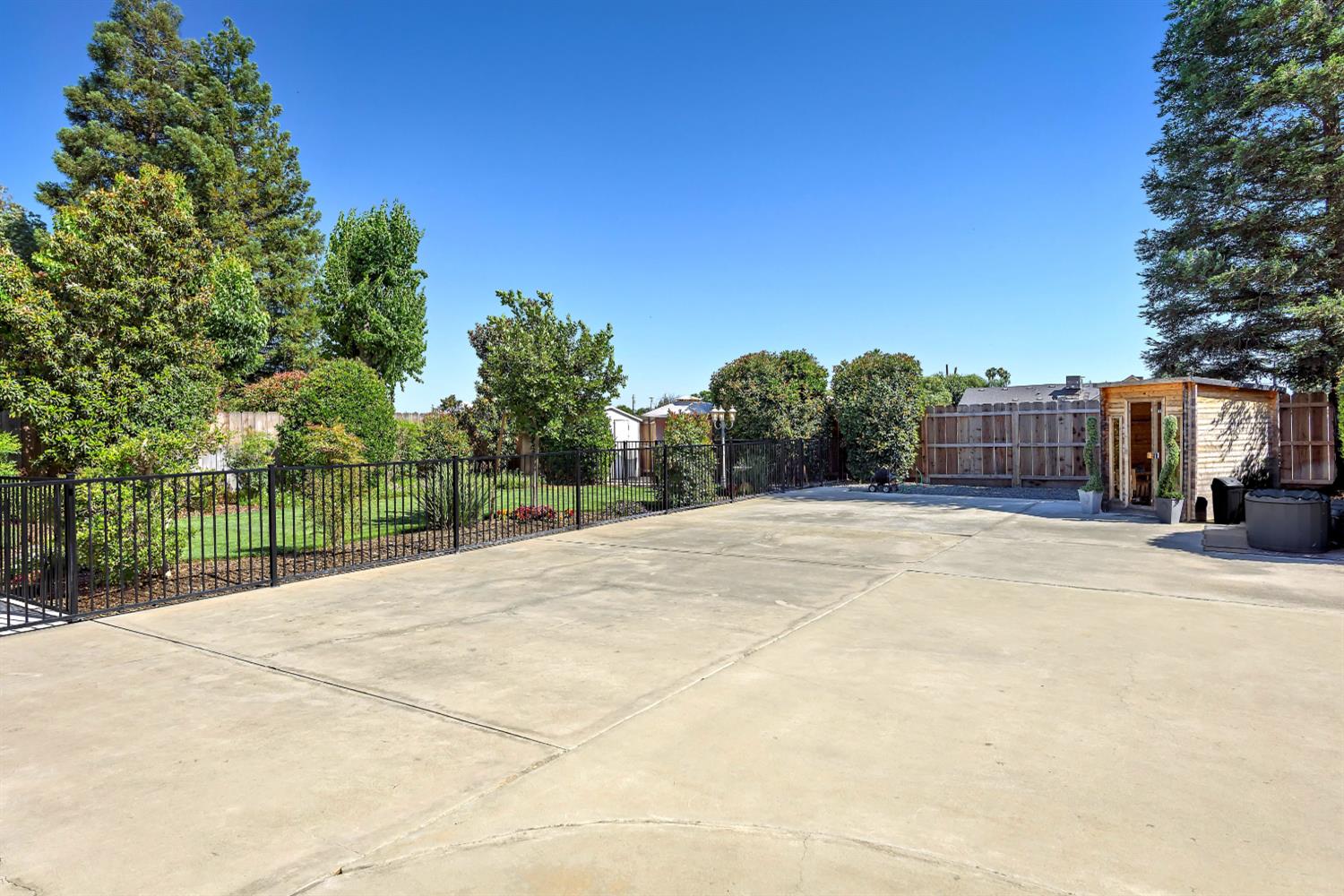 474 Euclid Cir, Dinuba, CA 93618