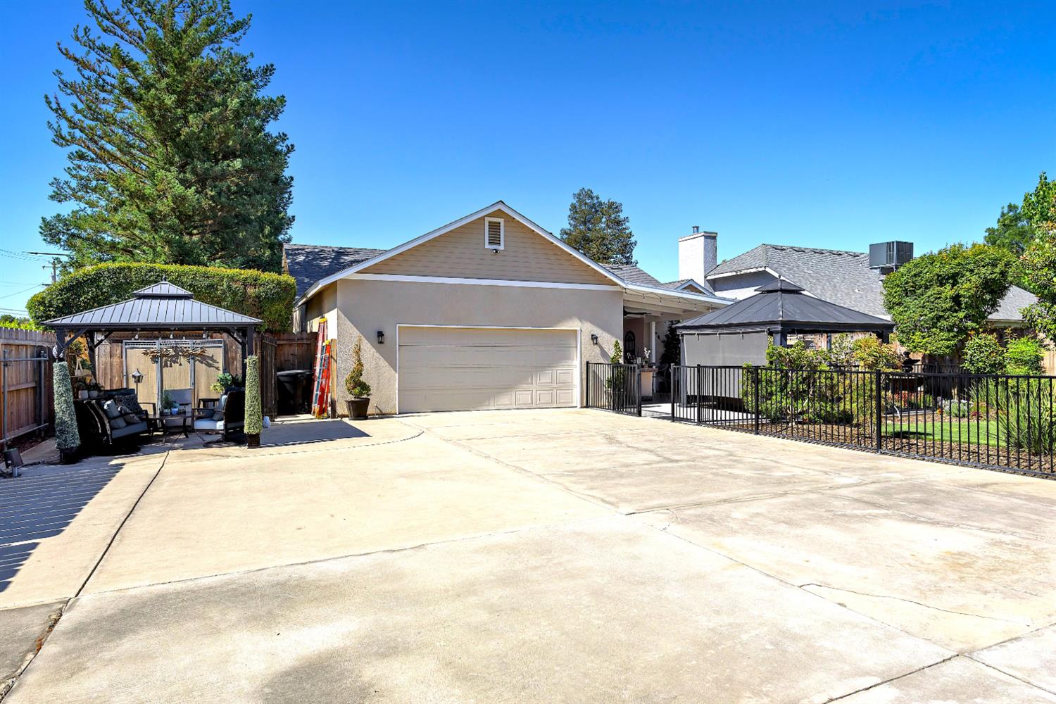 474 Euclid Cir, Dinuba, CA 93618