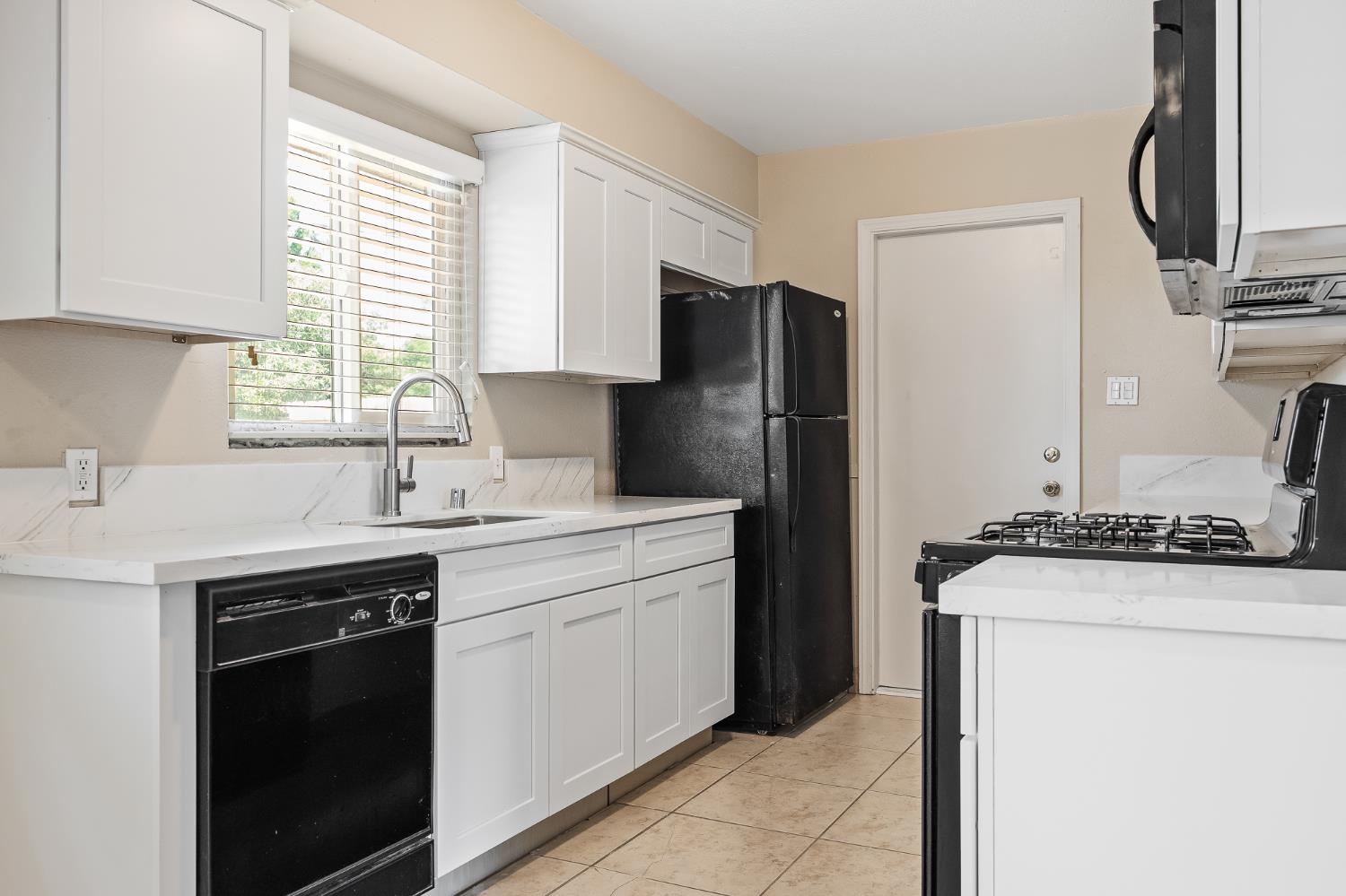 1213 E Saginaw Way, Fresno, CA 93704