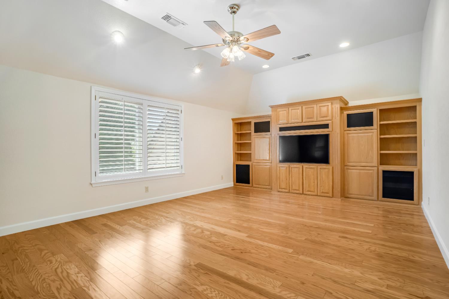 2857 W Cromwell Ave, Fresno, CA 93711