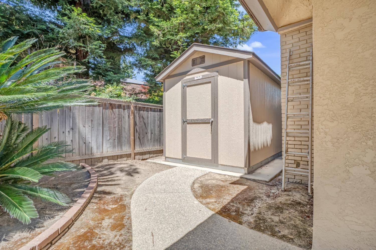 2857 W Cromwell Ave, Fresno, CA 93711