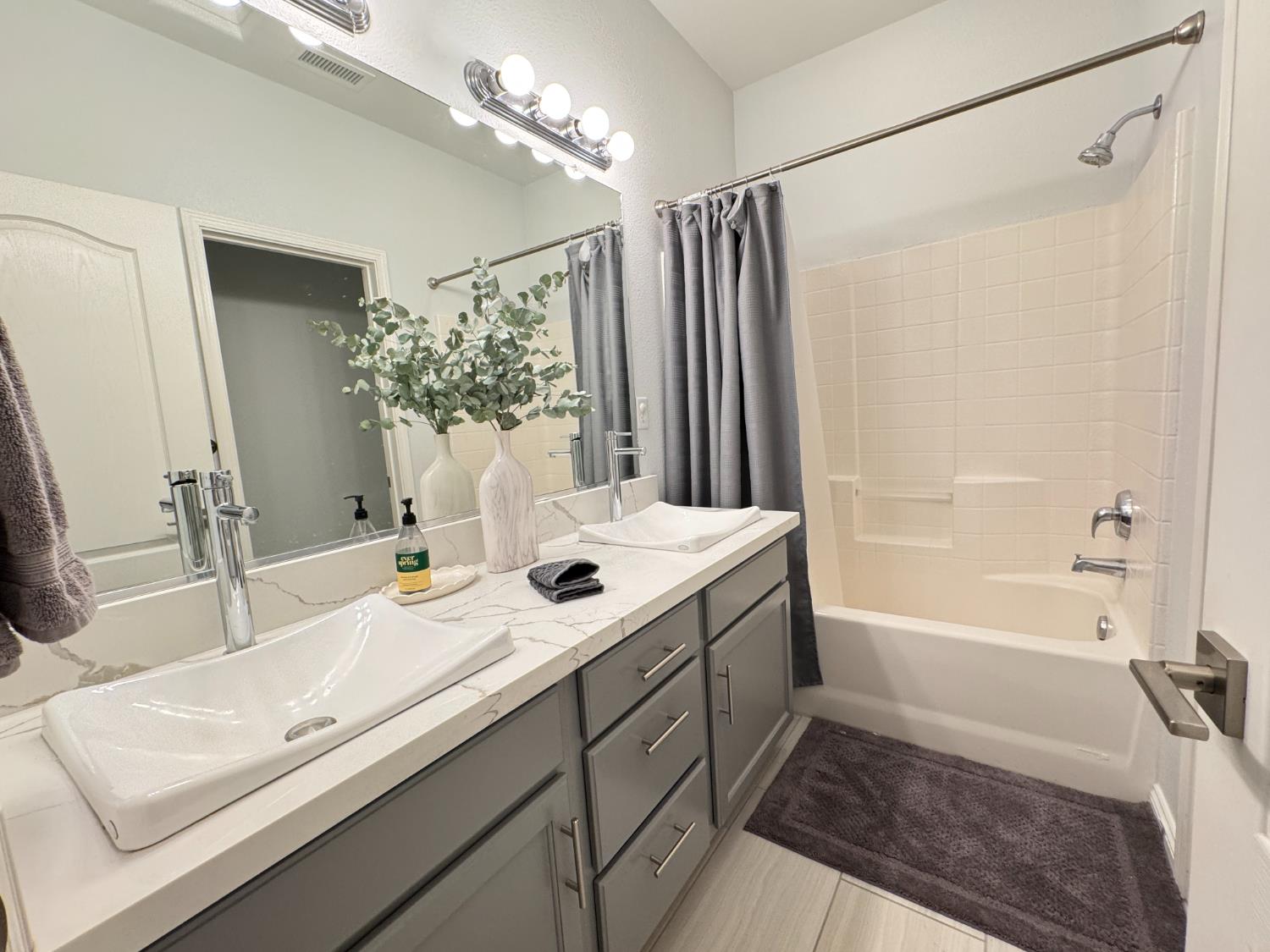 618 W Madrid Ln, Clovis, CA 93619