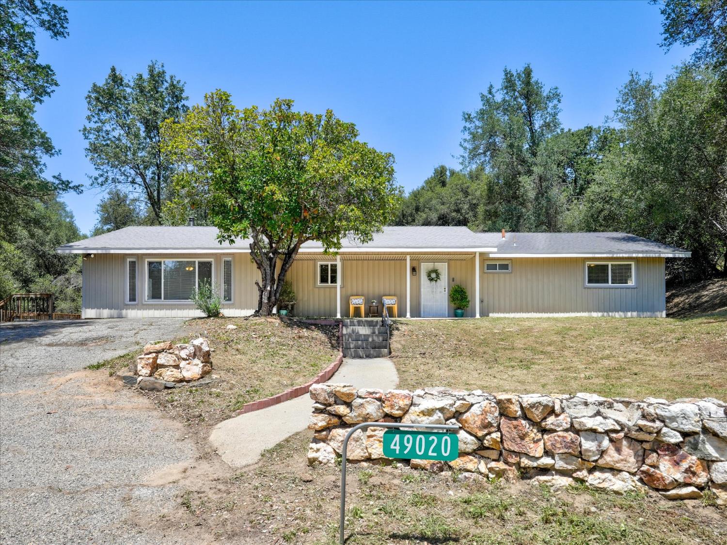 49020 Manzanita Rd, Oakhurst, CA 93644