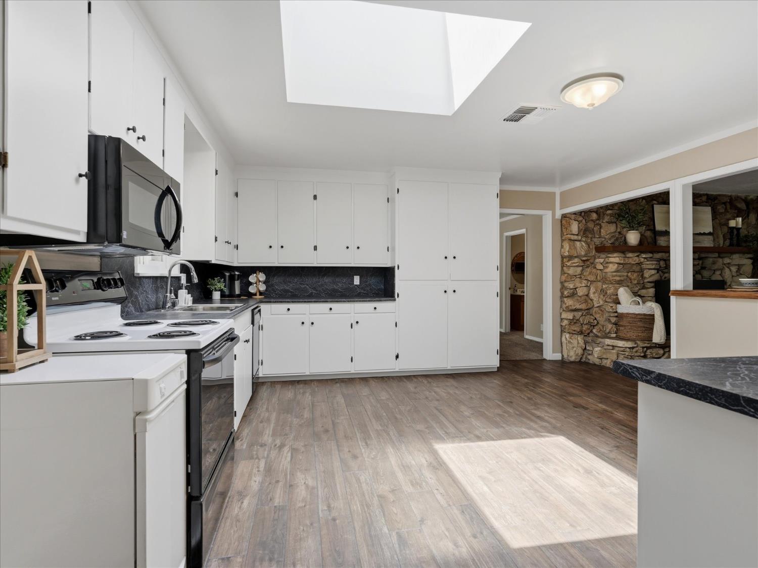 49020 Manzanita Rd, Oakhurst, CA 93644