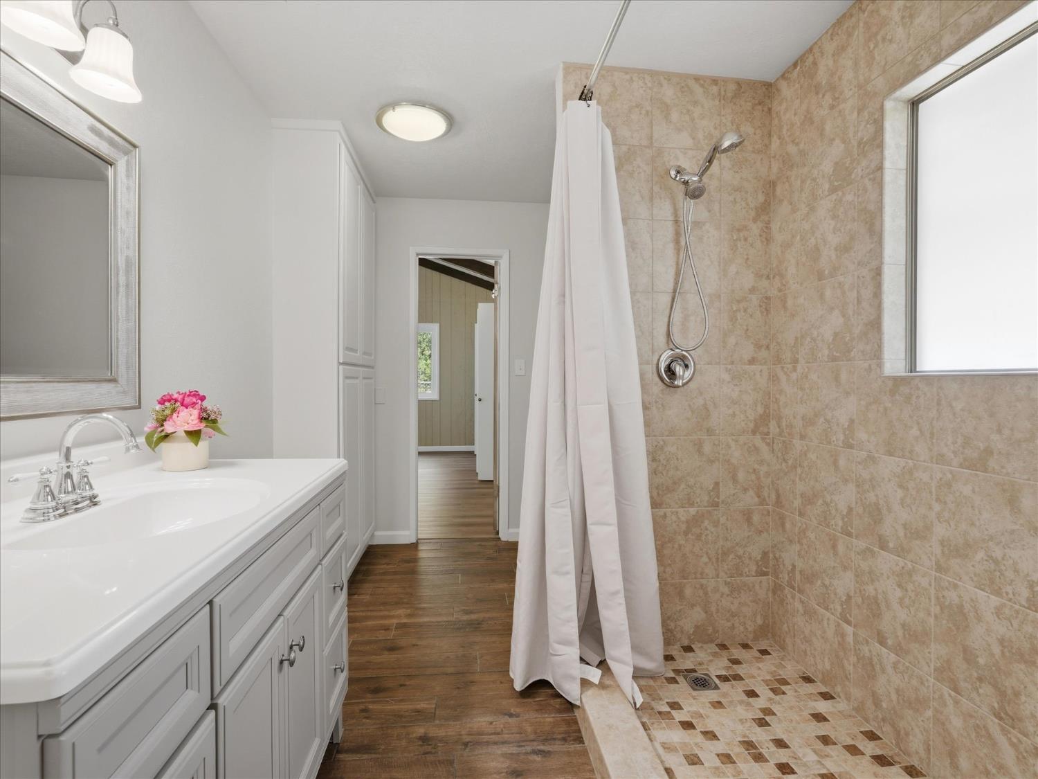 49020 Manzanita Rd, Oakhurst, CA 93644