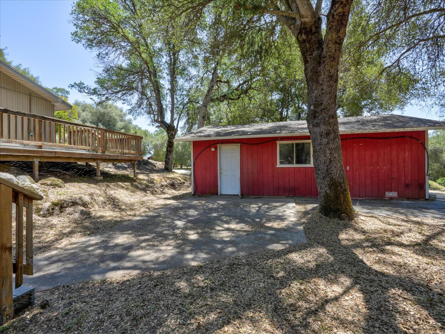 49020 Manzanita Rd, Oakhurst, CA 93644