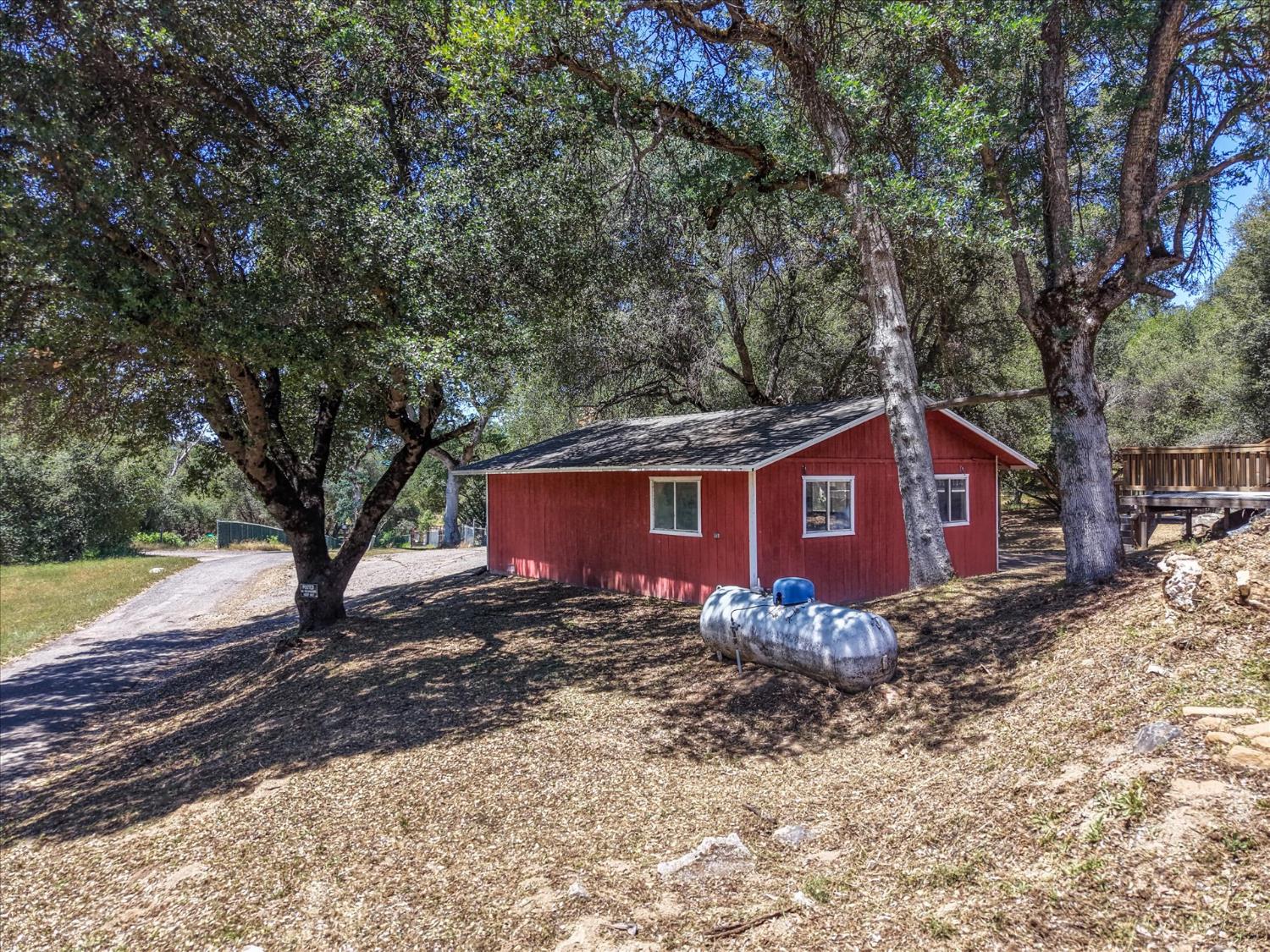 49020 Manzanita Rd, Oakhurst, CA 93644