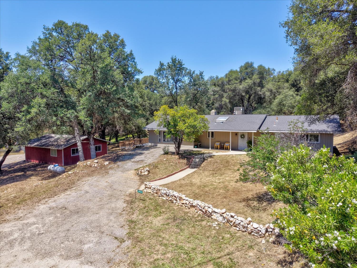49020 Manzanita Rd, Oakhurst, CA 93644