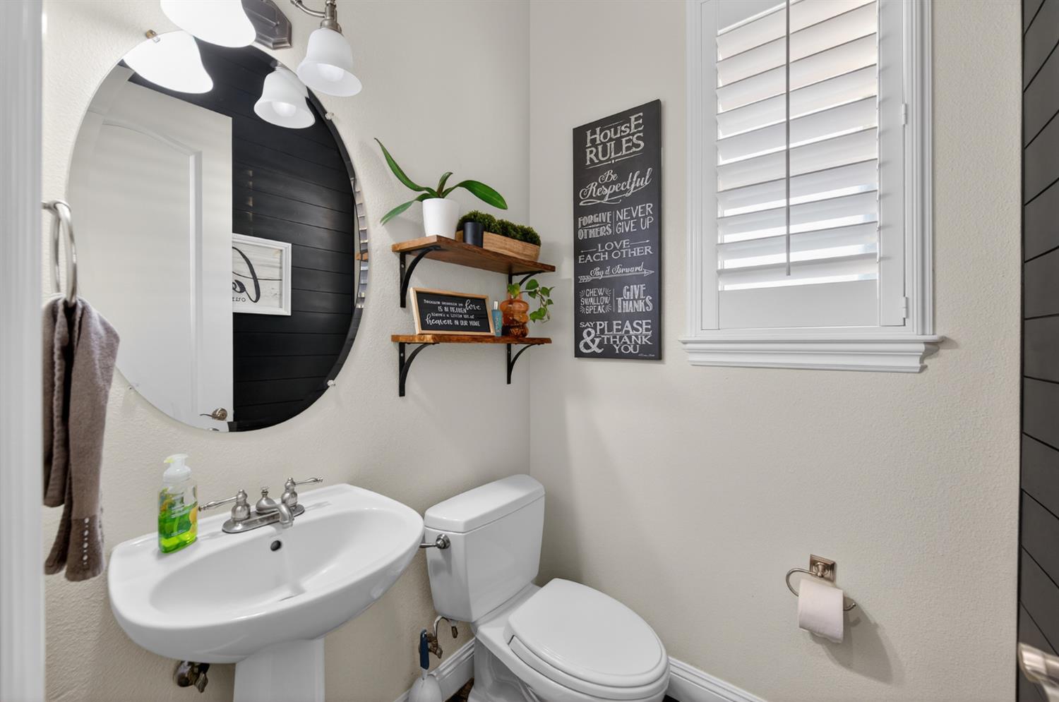 1303 Jordan Ave, Clovis, CA 93611