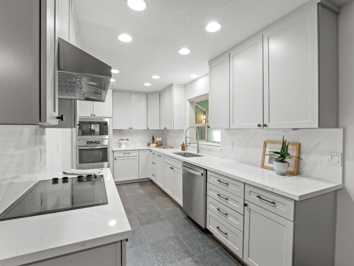 1872 Cougar Ln, Clovis, CA 93611
