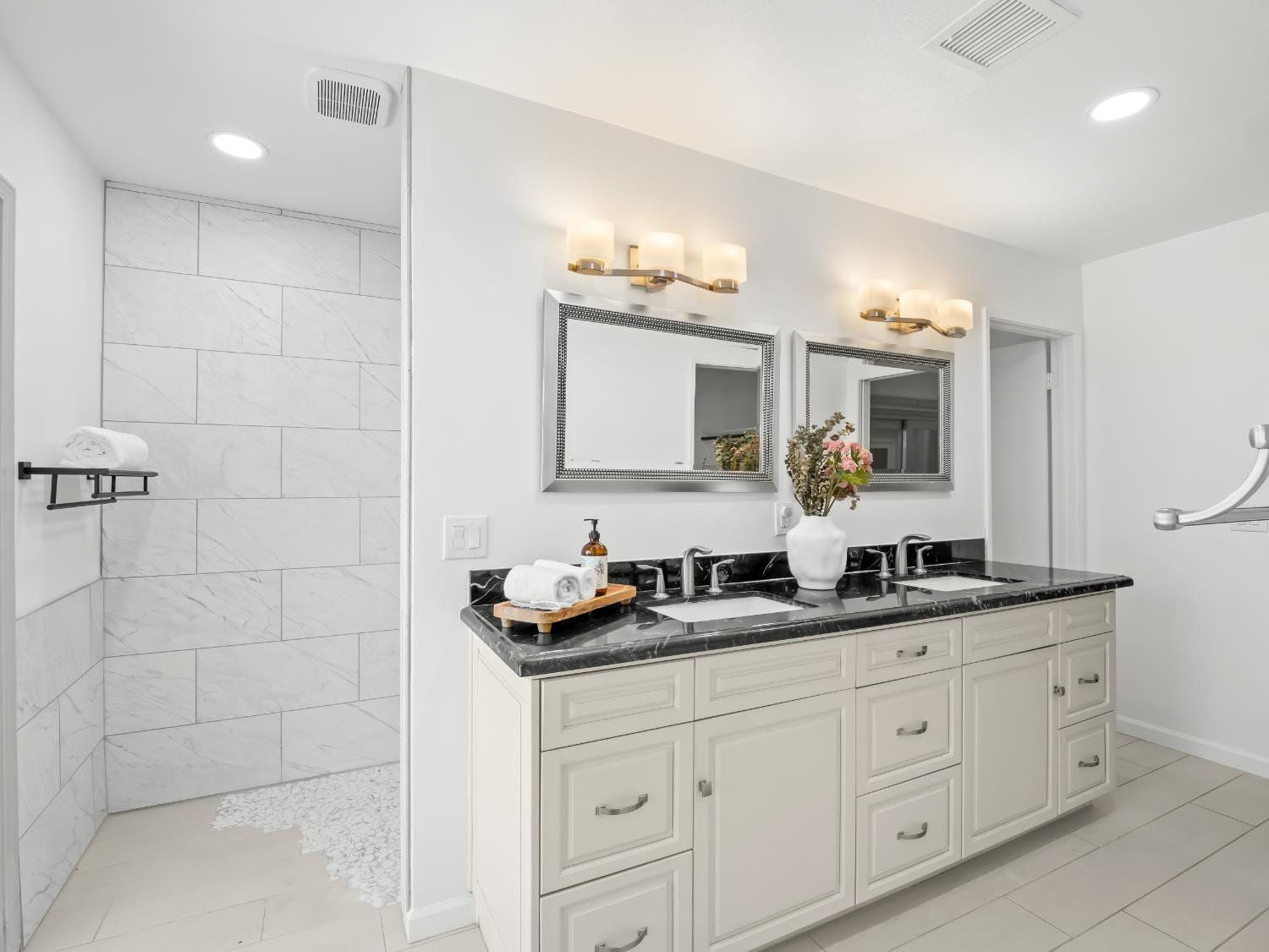1872 Cougar Ln, Clovis, CA 93611