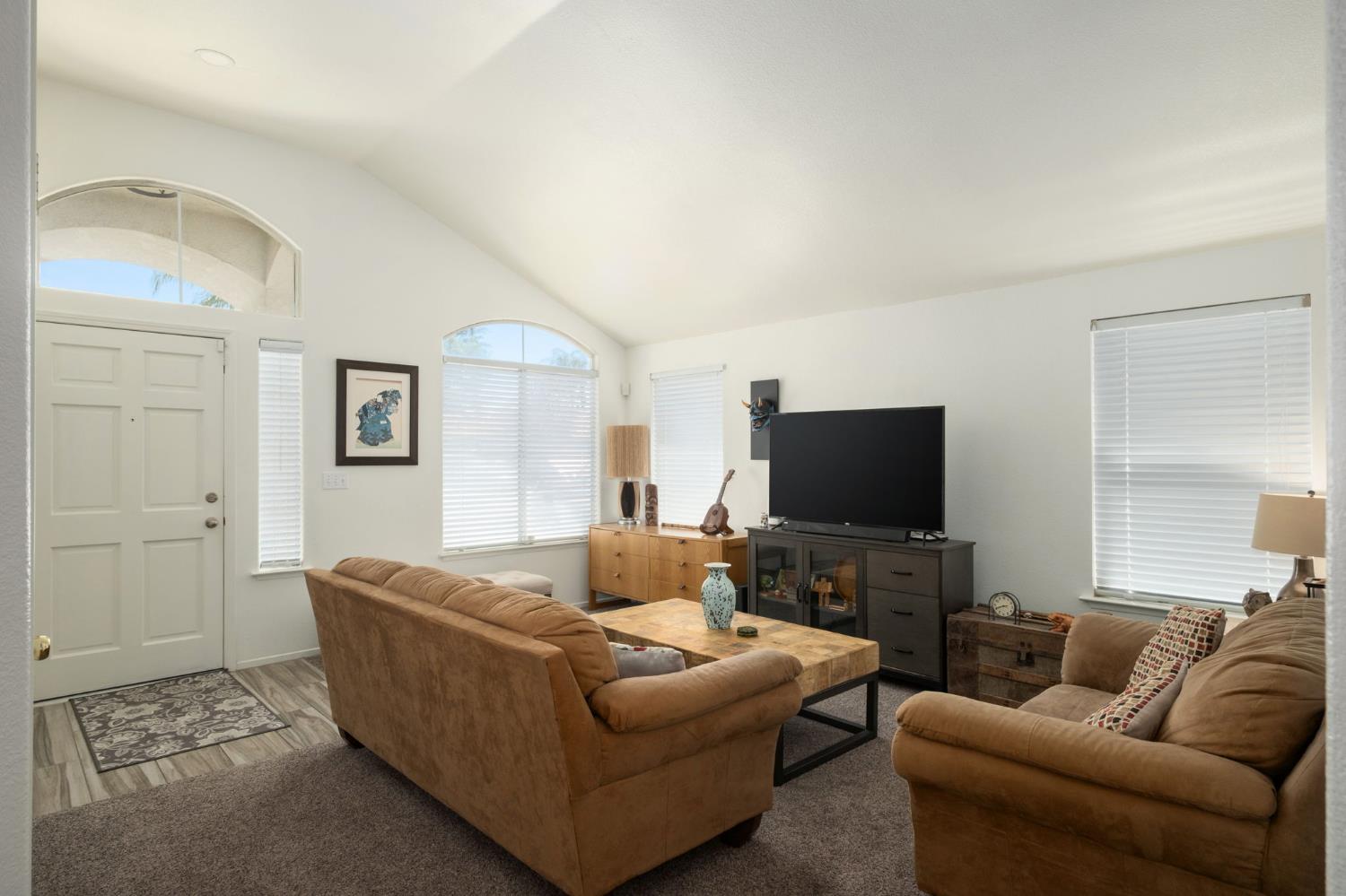 5682 W Sample Ave, Fresno, CA 93722