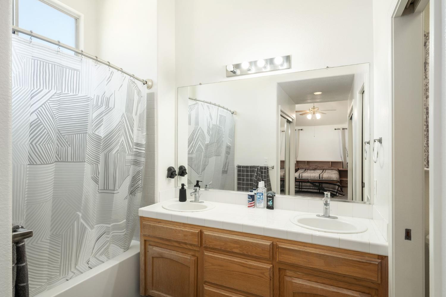 5682 W Sample Ave, Fresno, CA 93722
