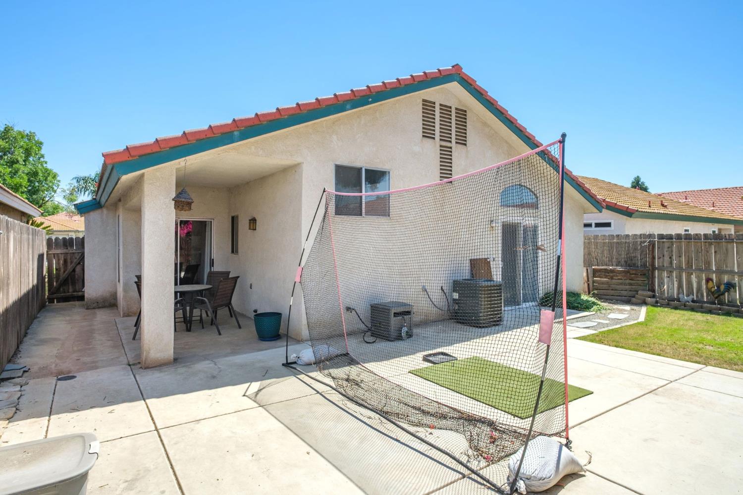 5682 W Sample Ave, Fresno, CA 93722