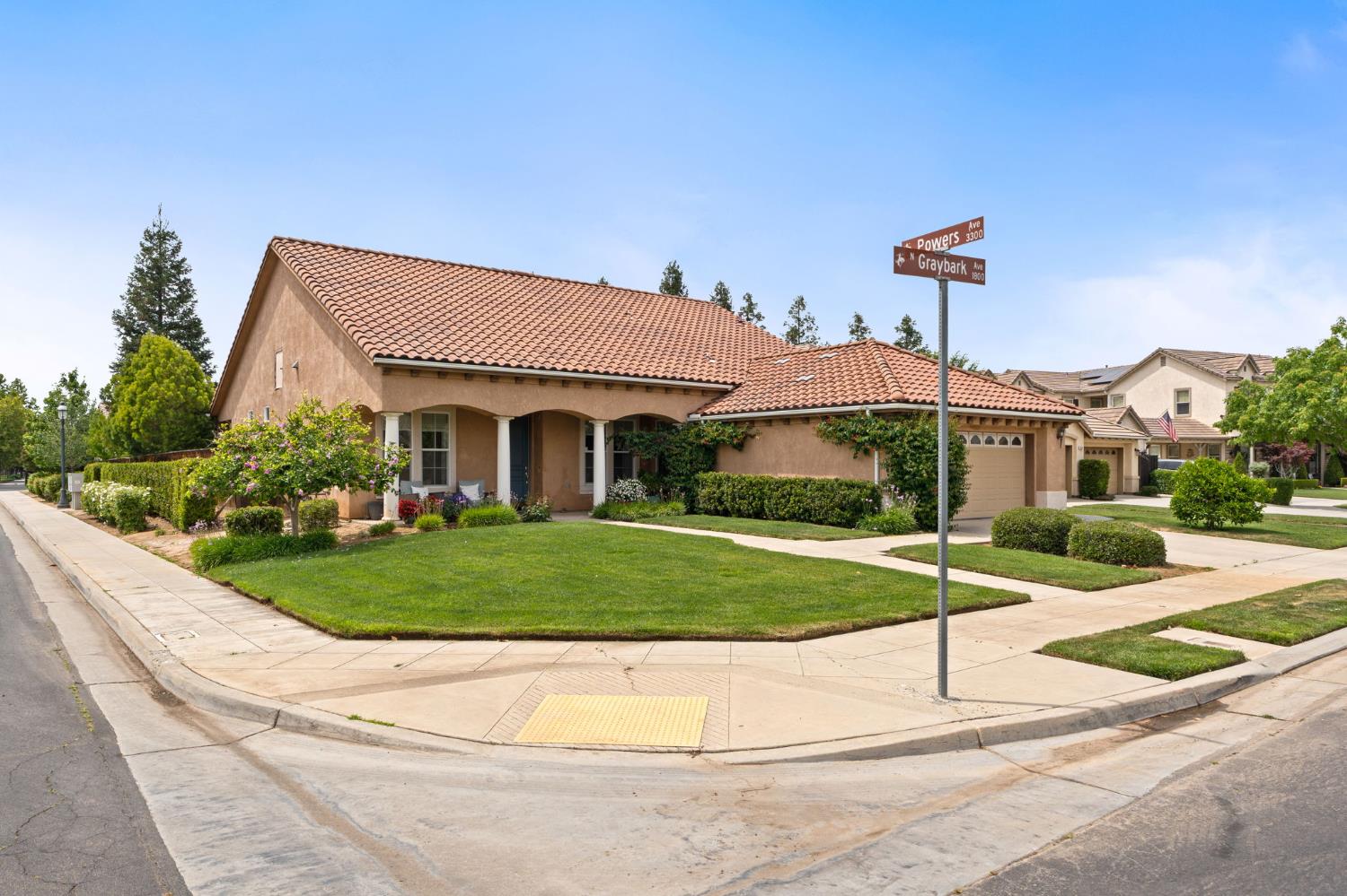 1812 N Graybark Ave, Clovis, CA 93619