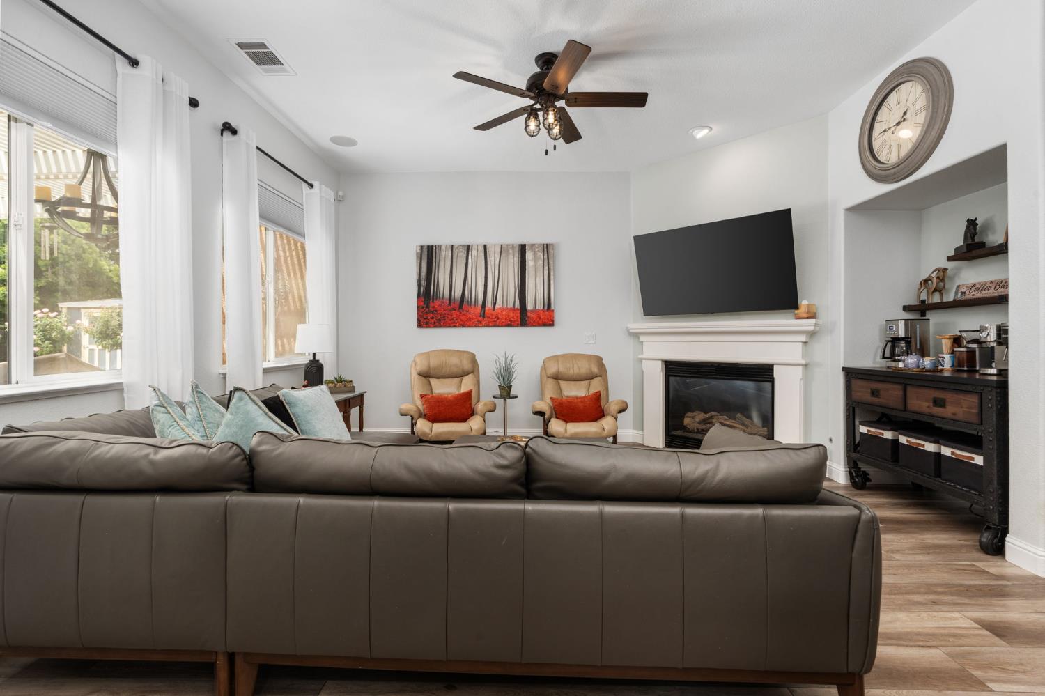 1812 N Graybark Ave, Clovis, CA 93619