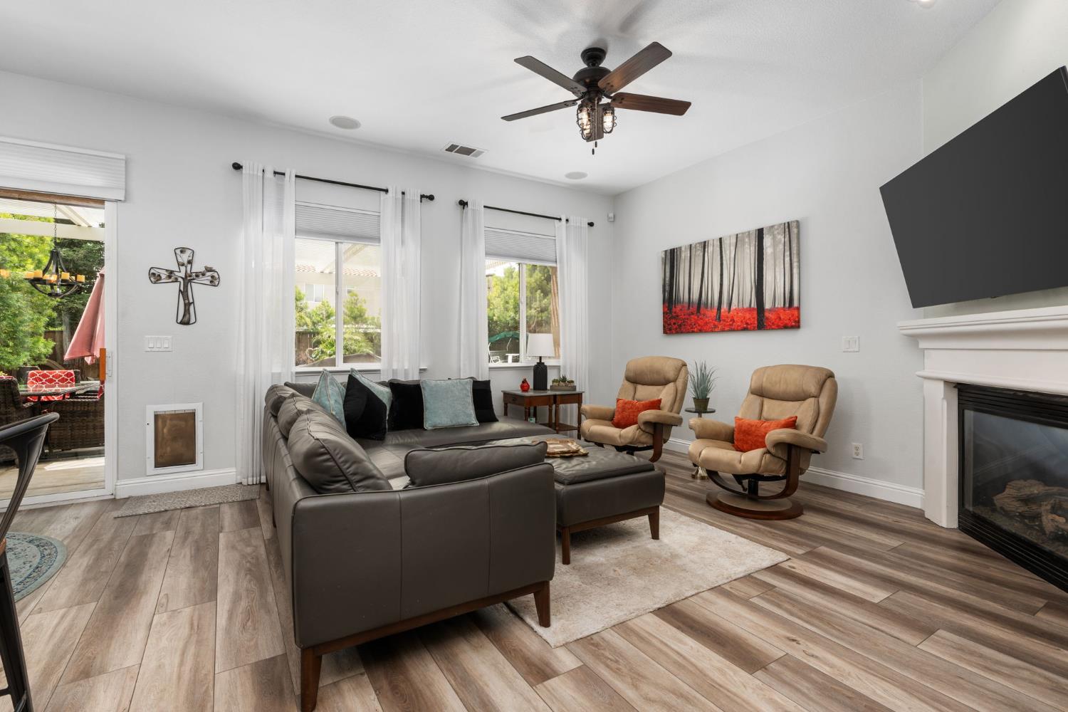 1812 N Graybark Ave, Clovis, CA 93619
