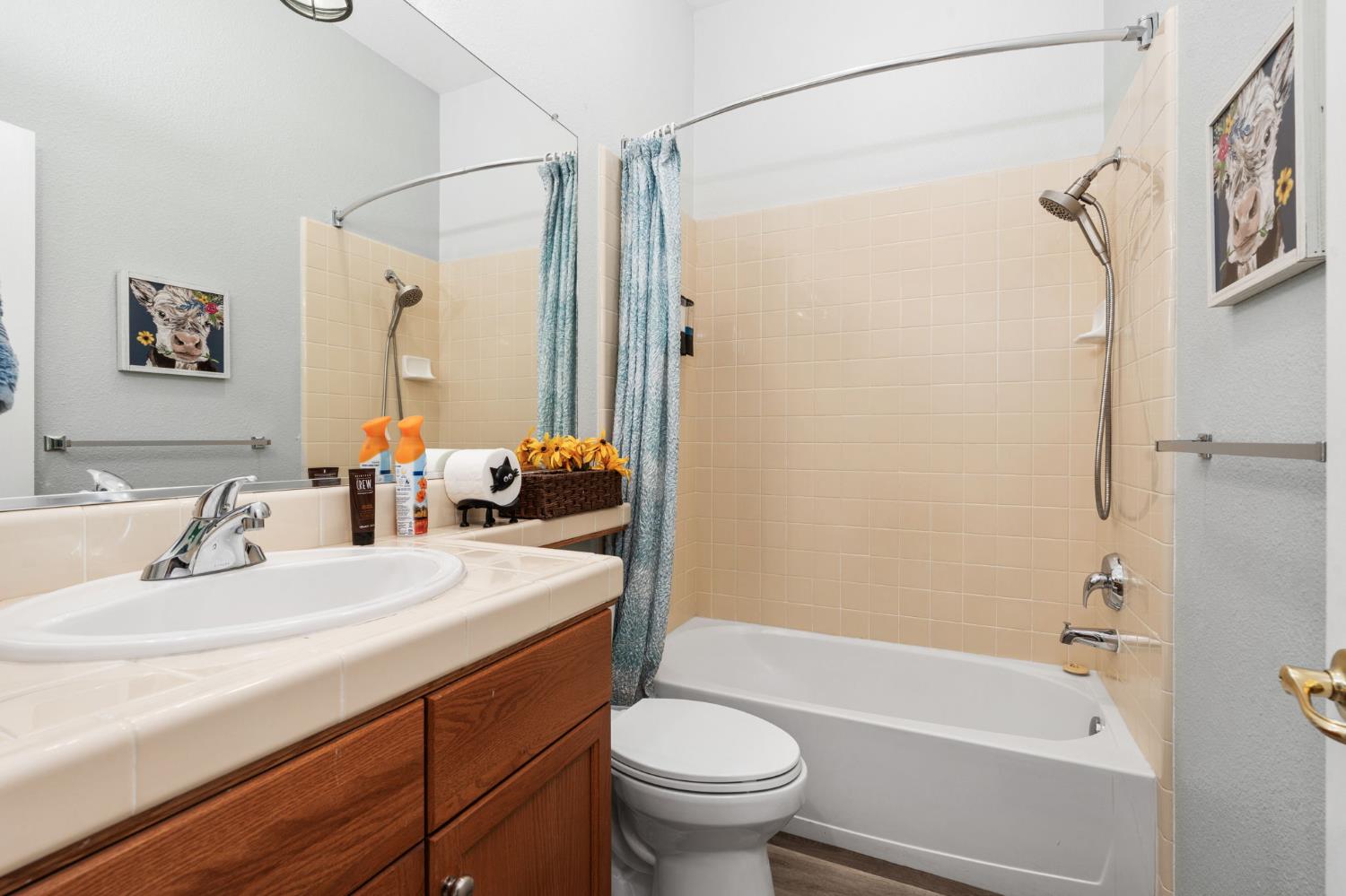 1812 N Graybark Ave, Clovis, CA 93619