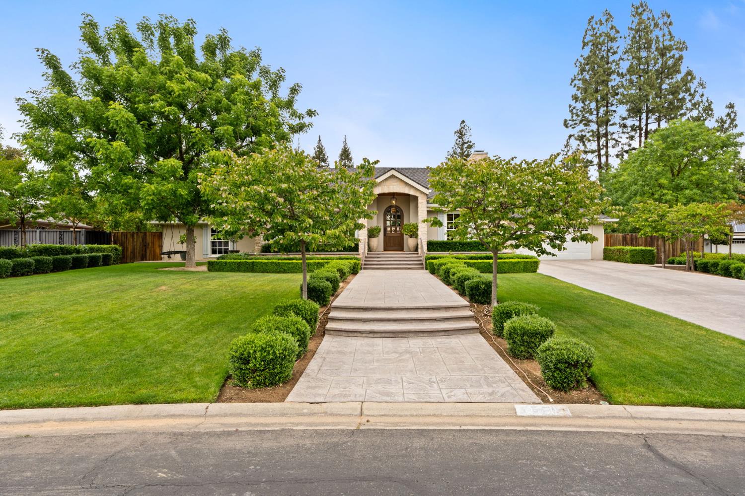 7550 N Spy Glass Ave, Fresno, CA 93711
