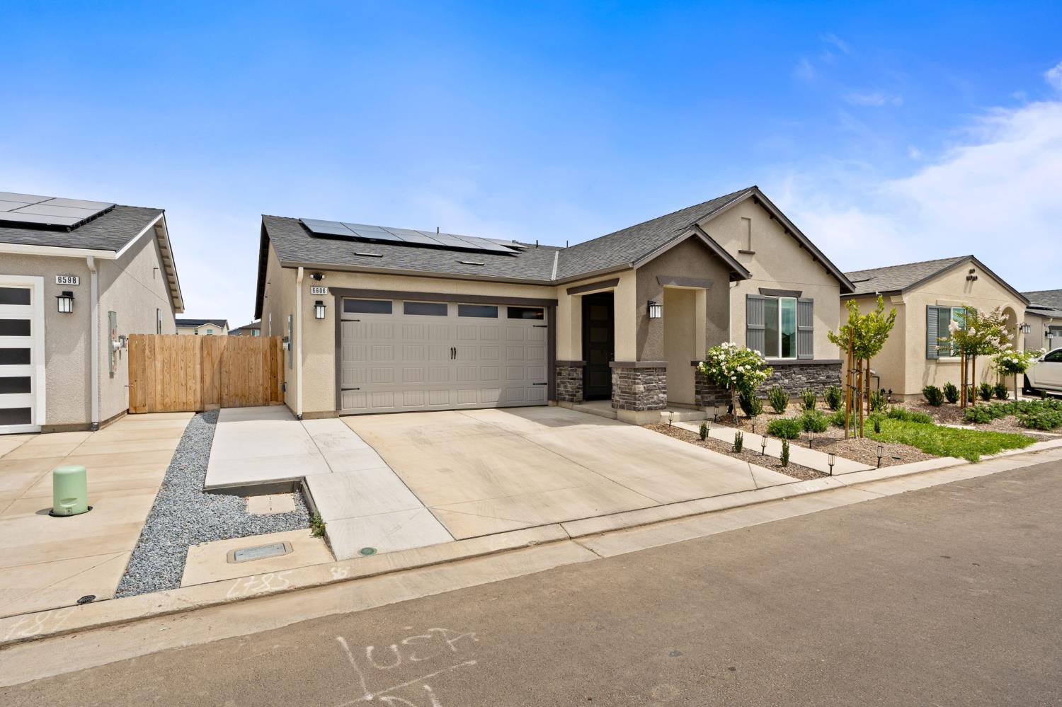 6606 E Carmen Ave, Fresno, CA 93727
