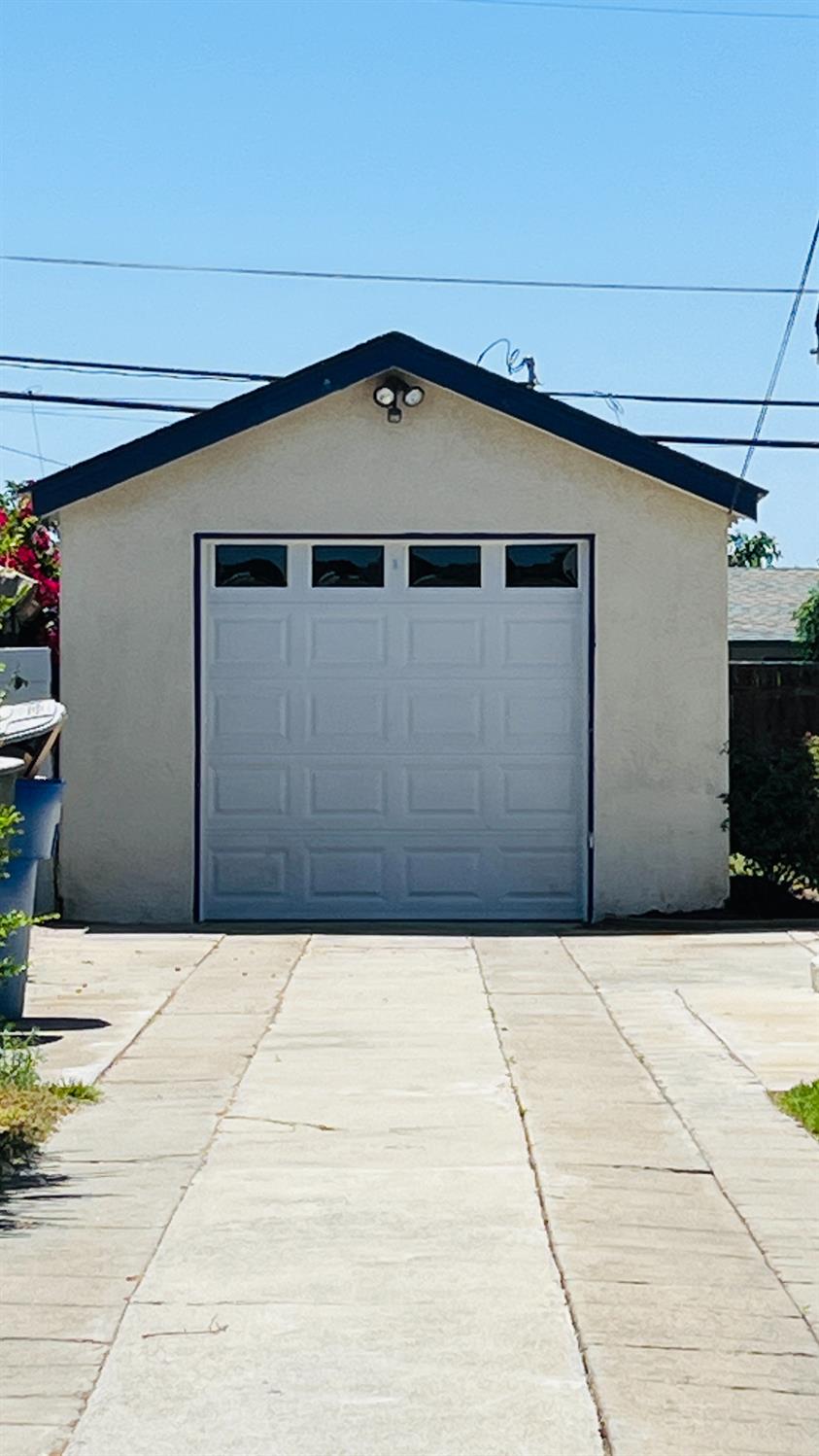 523 W Ivy St, Hanford, CA 93230