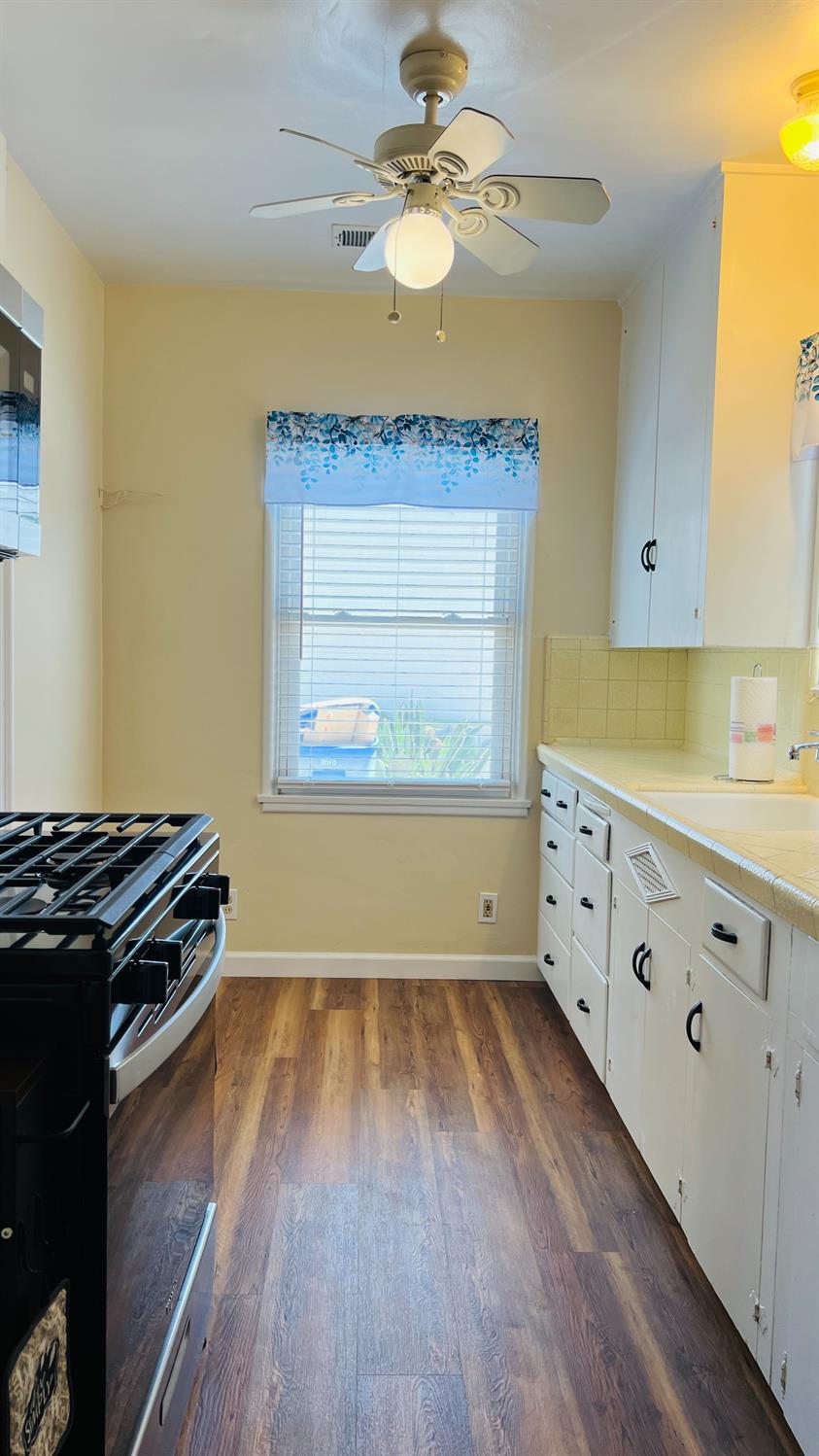 523 W Ivy St, Hanford, CA 93230