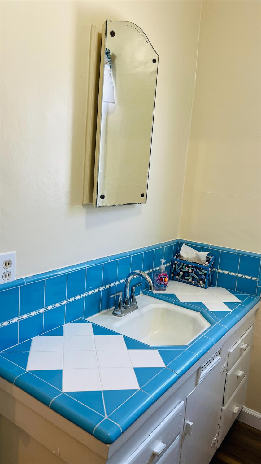 523 W Ivy St, Hanford, CA 93230