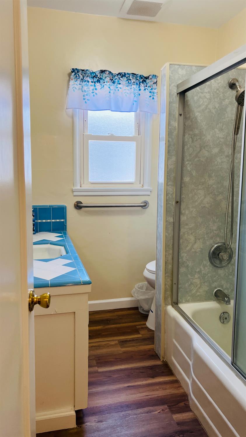 523 W Ivy St, Hanford, CA 93230