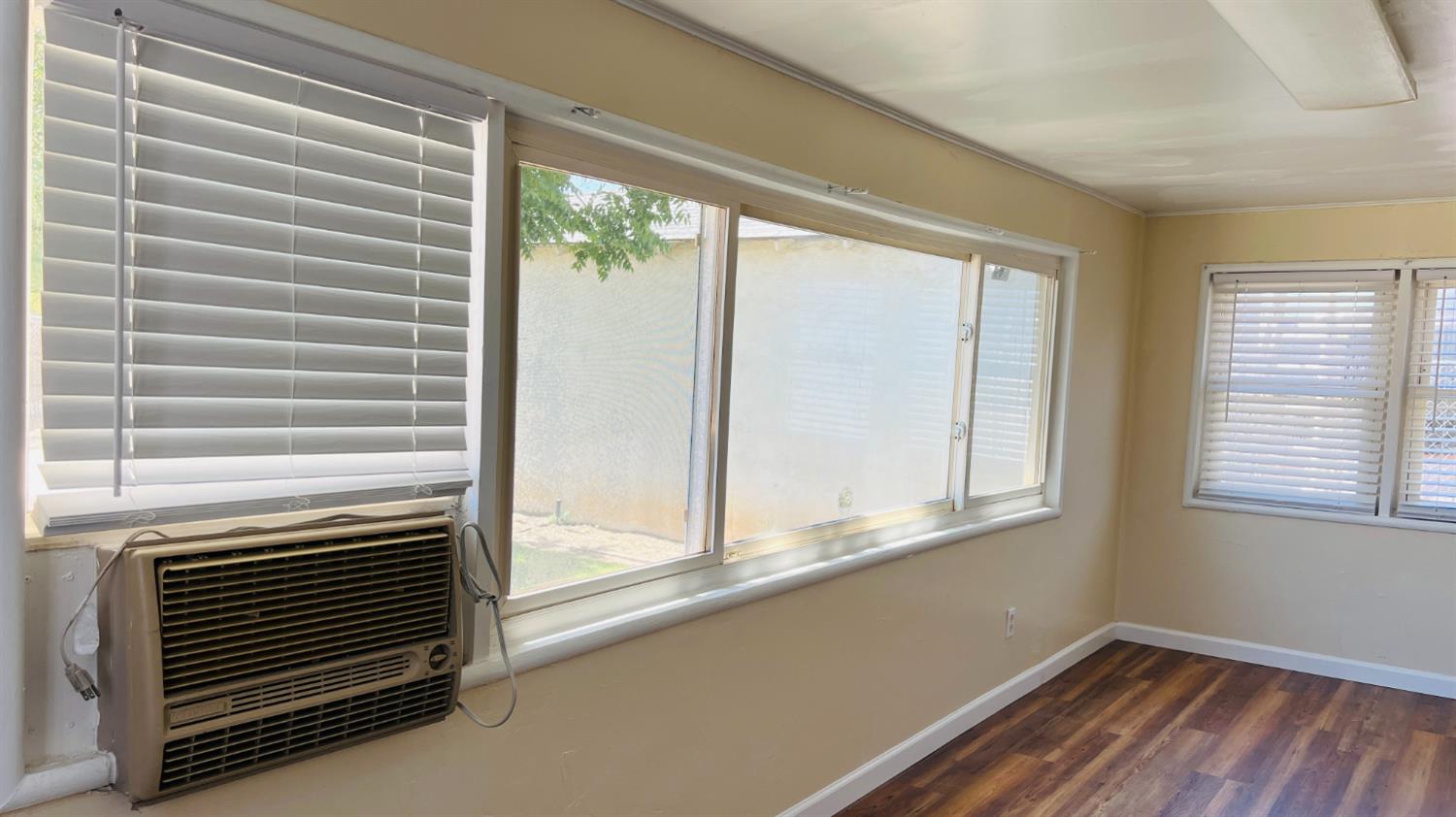 523 W Ivy St, Hanford, CA 93230