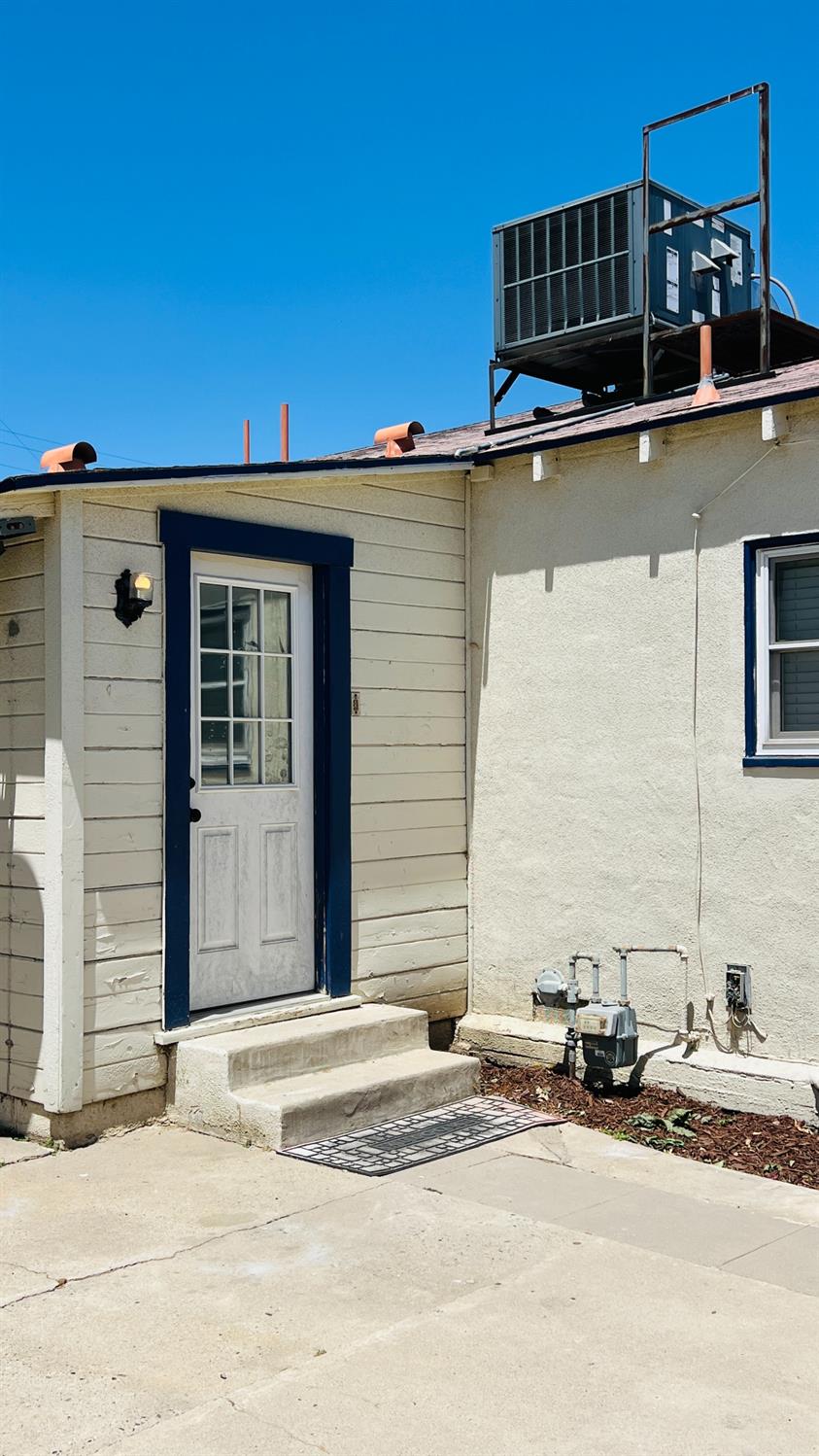 523 W Ivy St, Hanford, CA 93230