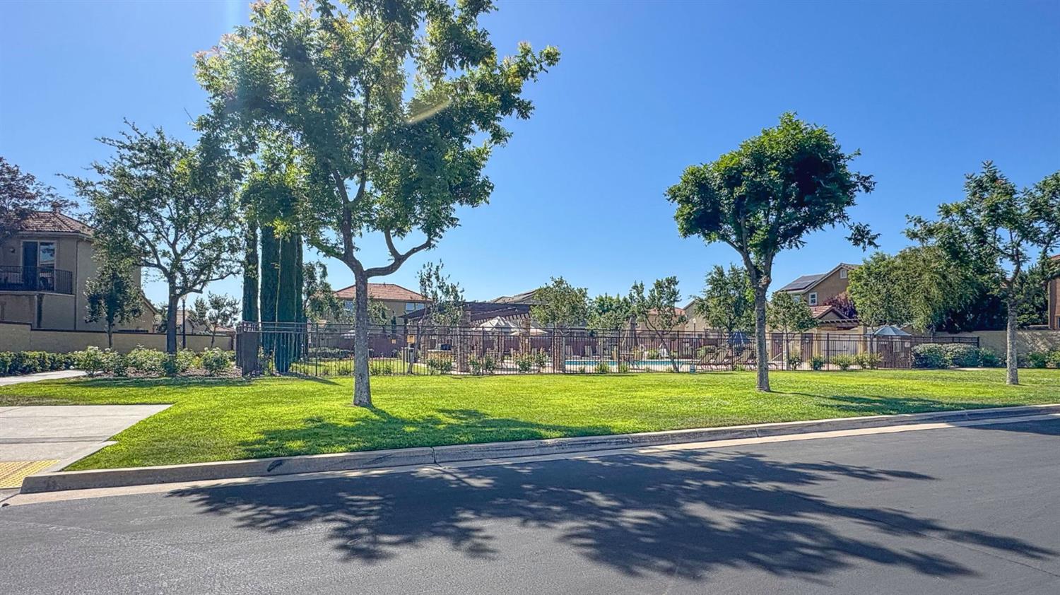 3352 Monterosa Ln, Clovis, CA 93619