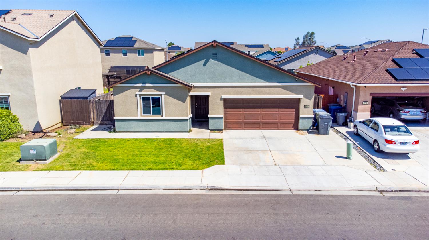 6704 E Dwight Way Ave, Fresno, CA 93727