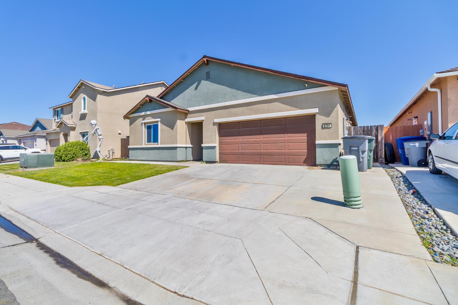 6704 E Dwight Way Ave, Fresno, CA 93727