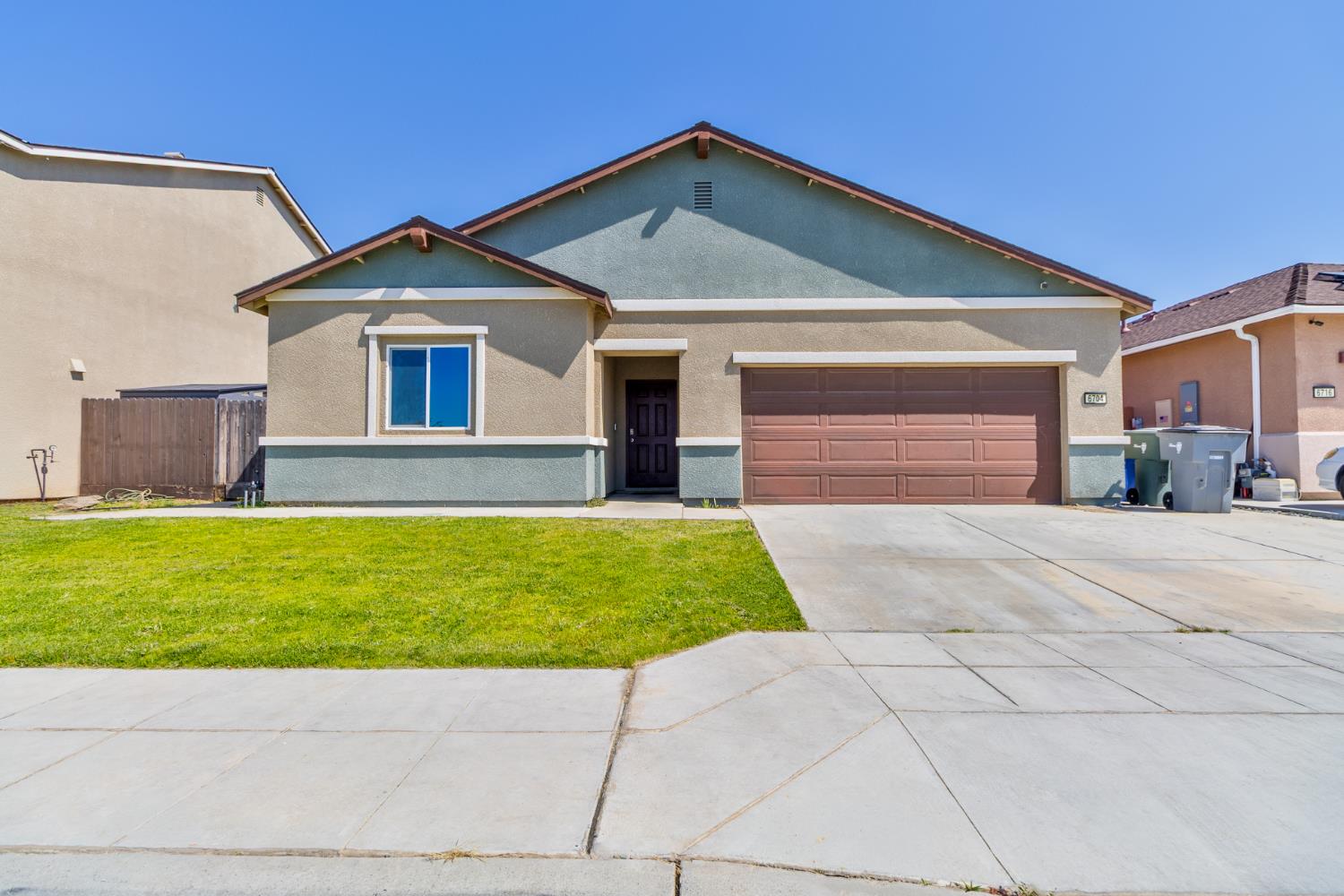 6704 E Dwight Way Ave, Fresno, CA 93727